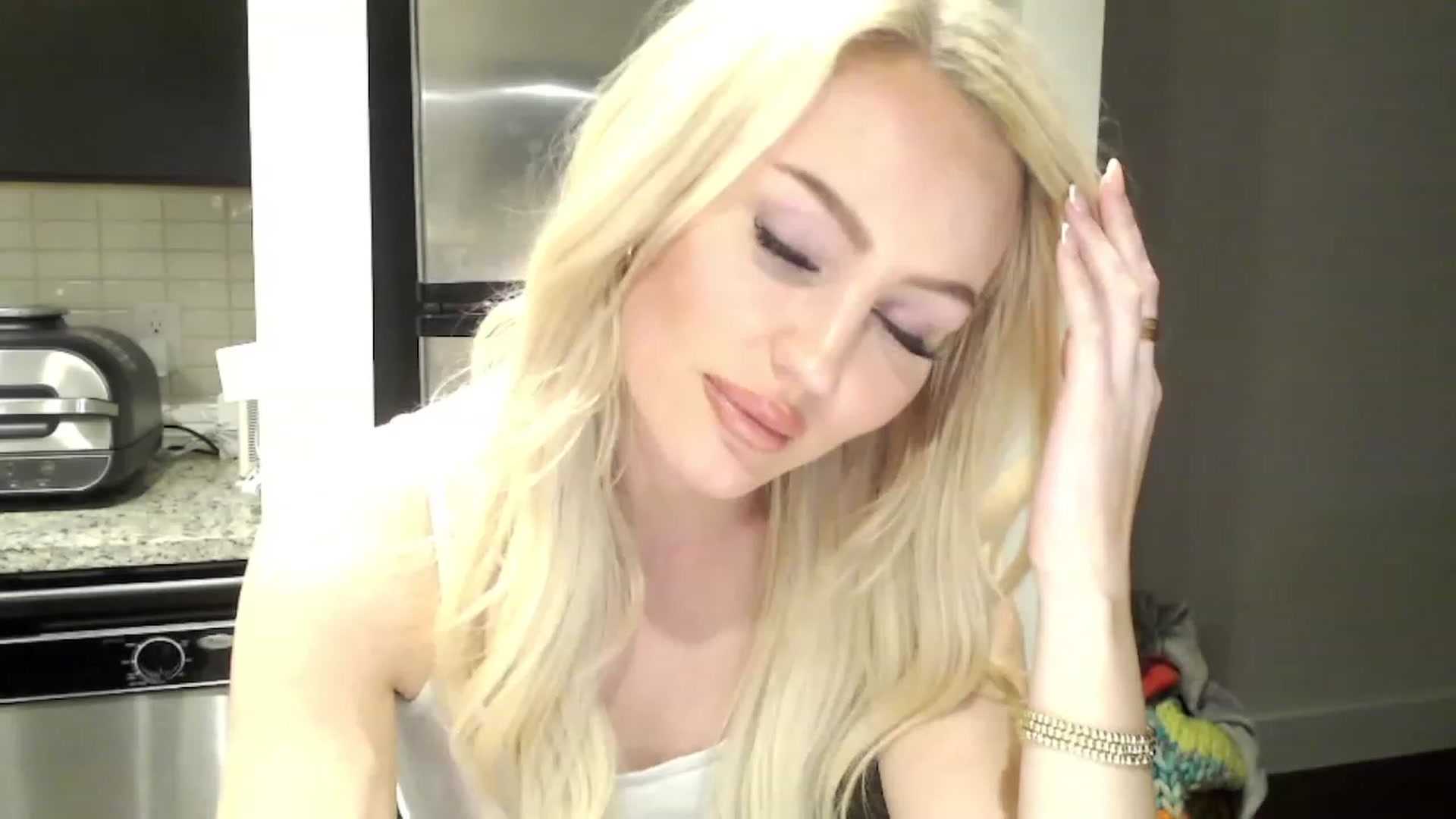 Gallery image thumbnail from Officialelsa's myfreecams stream on, 02/20/2023, 03:31 image 1 of 20
