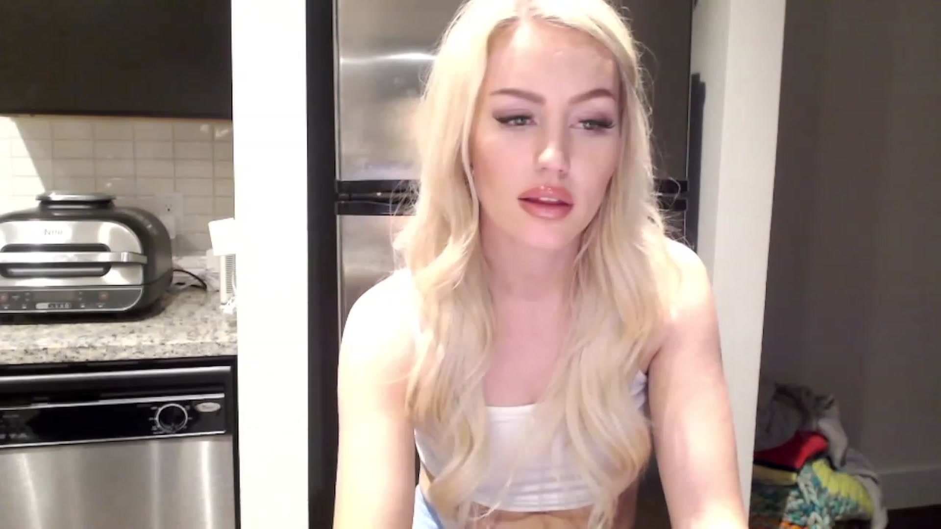Gallery image thumbnail from Officialelsa's myfreecams stream on, 02/20/2023, 03:31 image 8 of 20