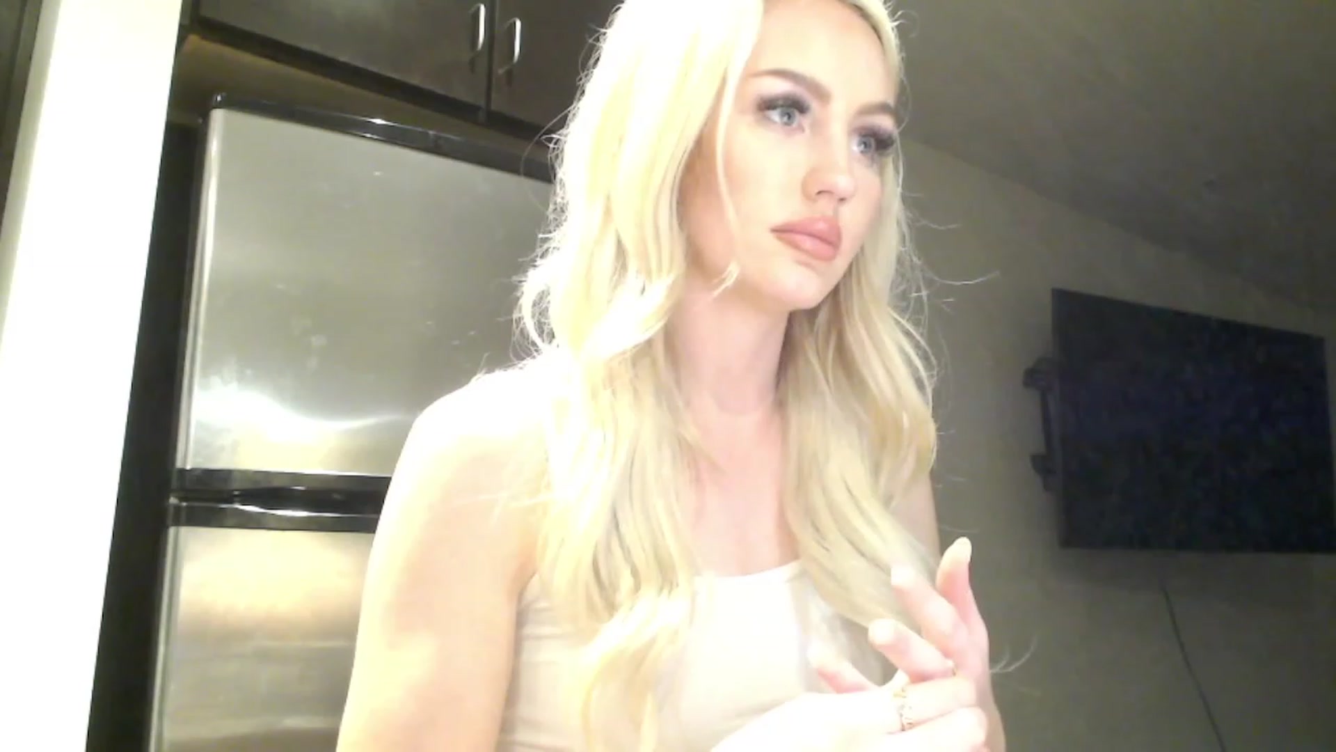 Gallery image thumbnail from Officialelsa's myfreecams stream on, 02/20/2023, 03:31 image 19 of 20