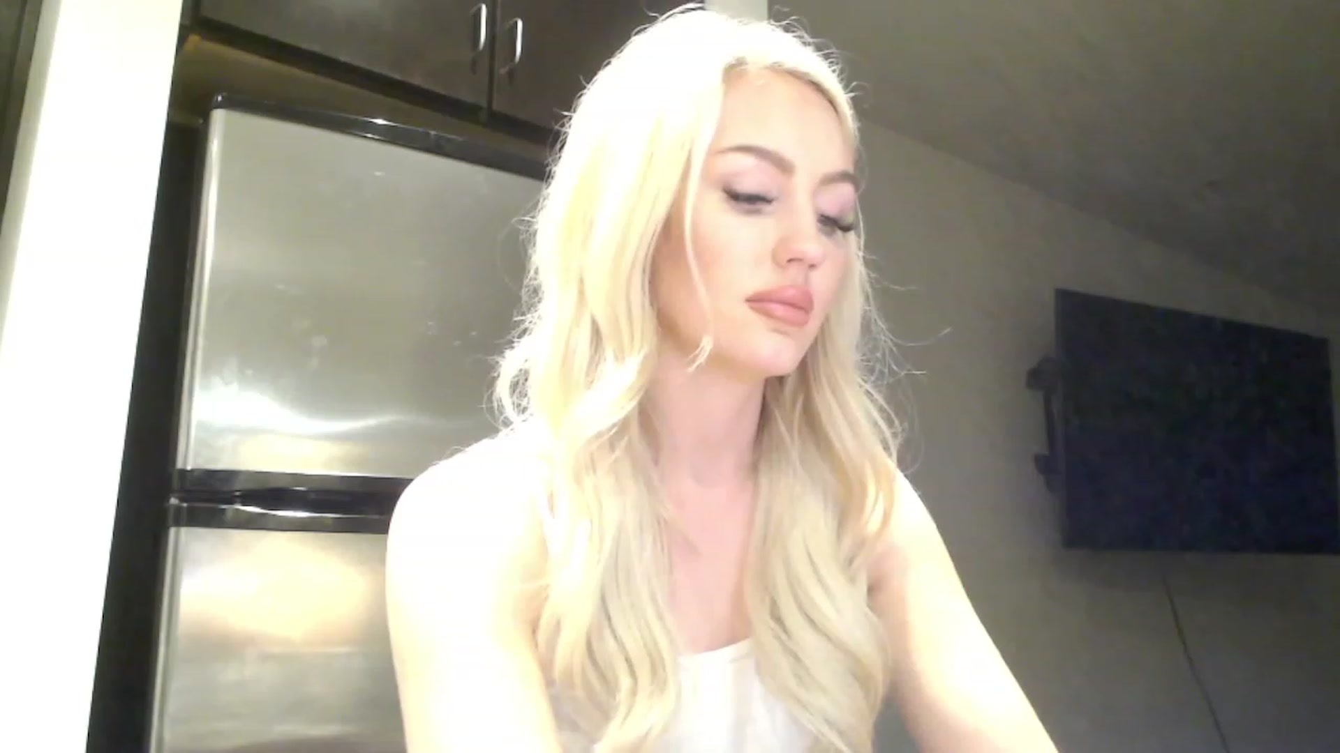 Gallery image thumbnail from Officialelsa's myfreecams stream on, 02/20/2023, 03:31 image 18 of 20