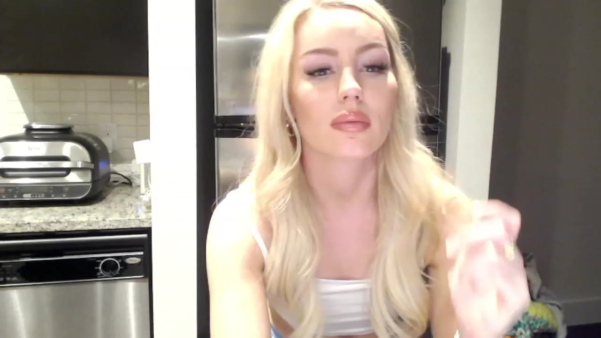 Gallery image thumbnail from Officialelsa's myfreecams stream on, 02/20/2023, 03:31 image 11 of 20