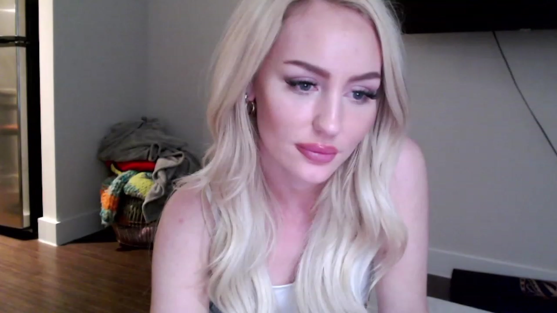 Gallery image thumbnail from Officialelsa's myfreecams stream on, 02/20/2023, 05:22 image 2 of 20