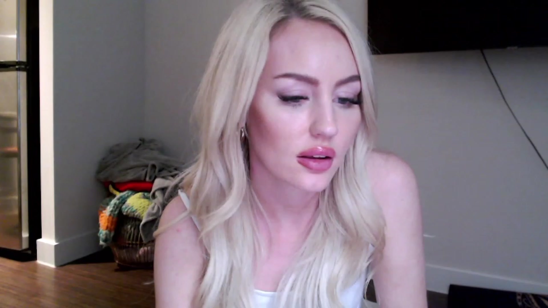 Gallery image thumbnail from Officialelsa's myfreecams stream on, 02/20/2023, 05:22 image 12 of 20