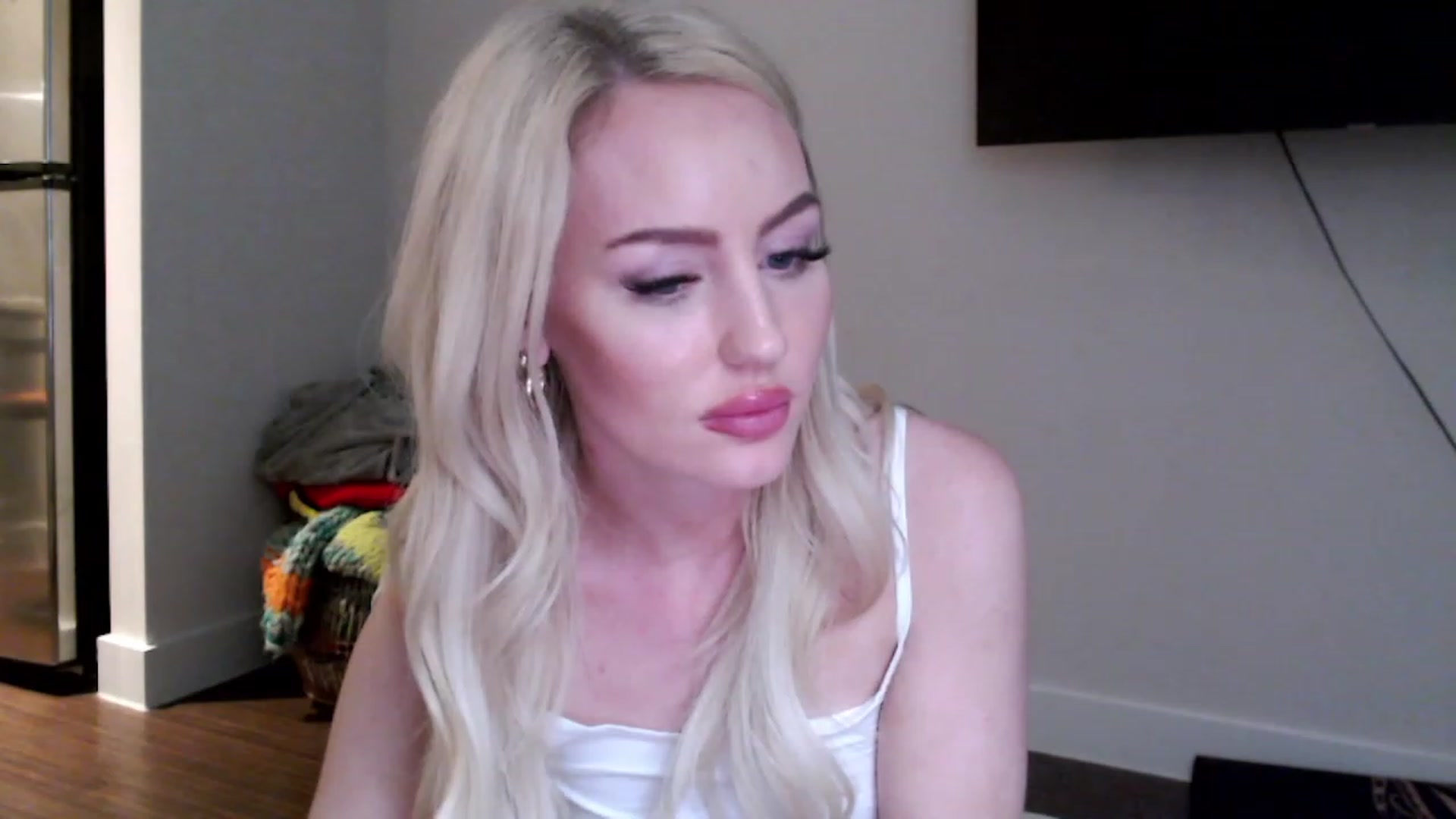 Gallery image thumbnail from Officialelsa's myfreecams stream on, 02/20/2023, 05:22 image 15 of 20