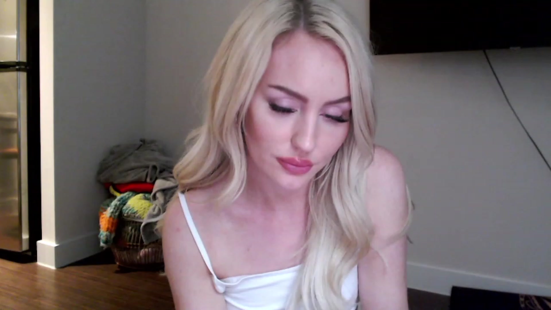 Gallery image thumbnail from Officialelsa's myfreecams stream on, 02/20/2023, 05:22 image 14 of 20