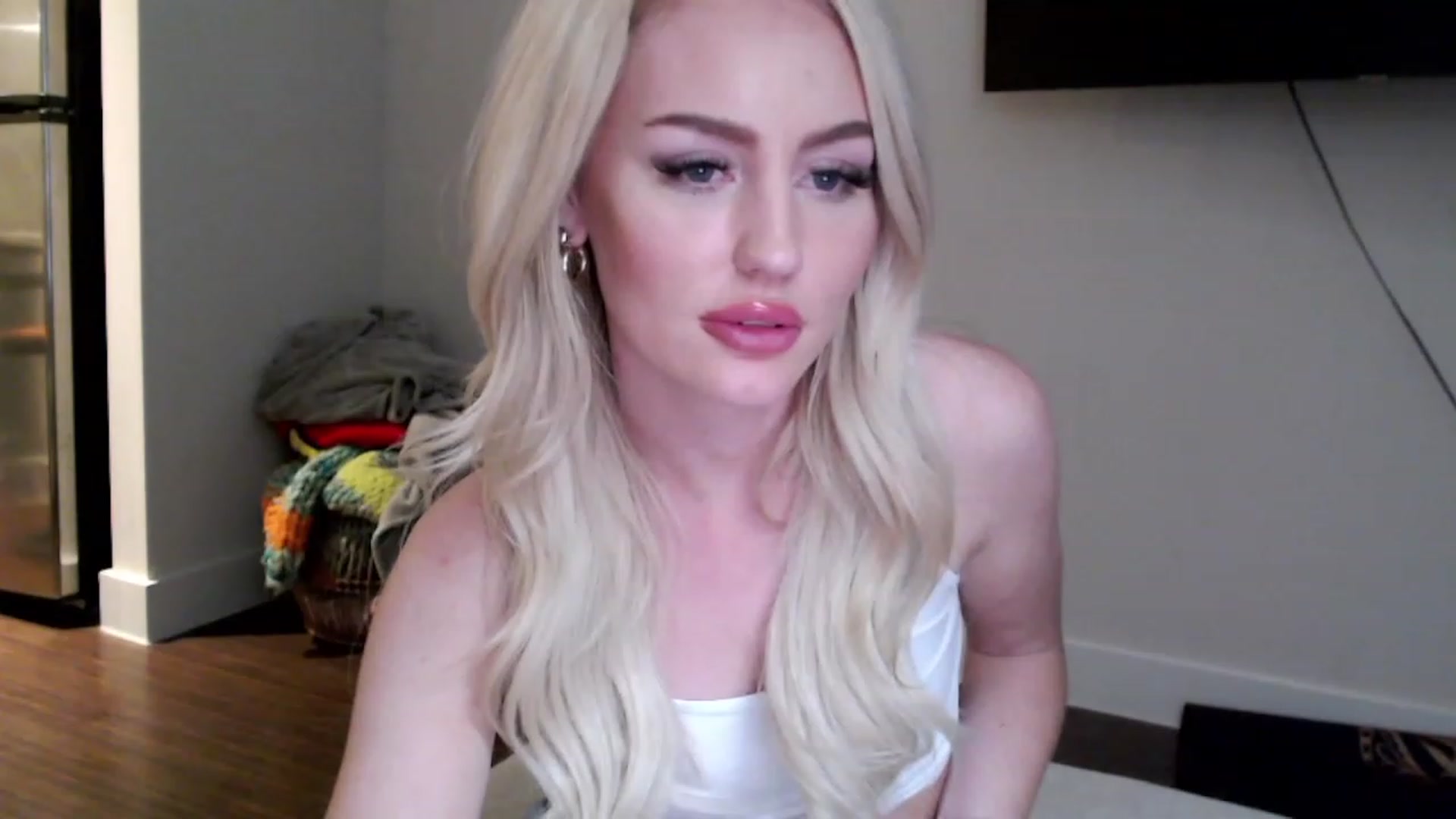 Gallery image thumbnail from Officialelsa's myfreecams stream on, 02/20/2023, 05:22 image 3 of 20