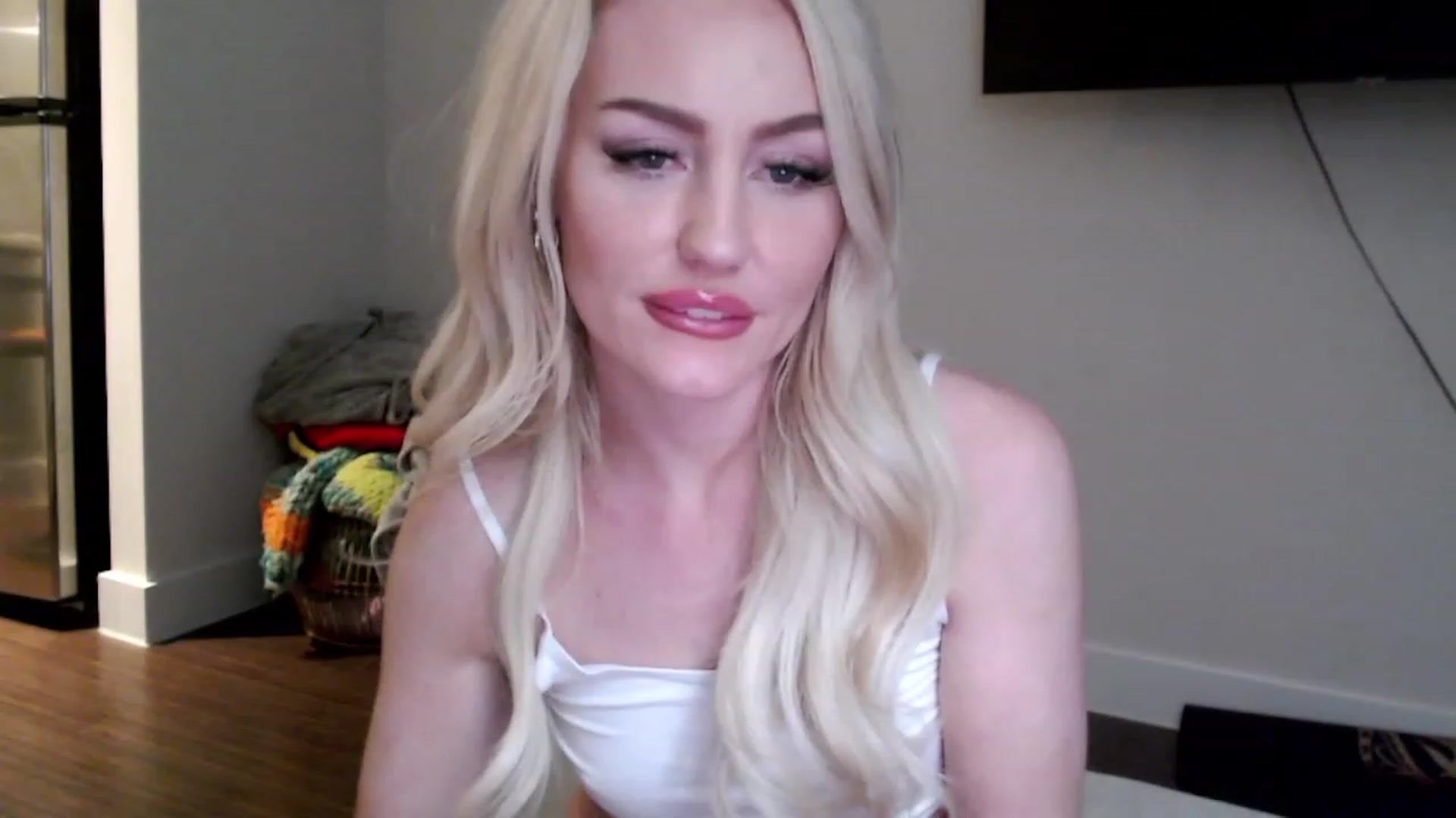 Gallery image thumbnail from Officialelsa's myfreecams stream on, 02/20/2023, 05:22 image 10 of 20