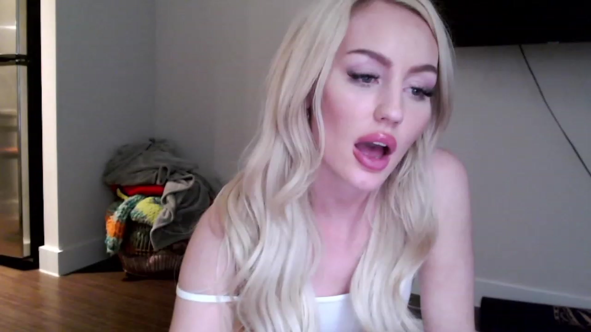Gallery image thumbnail from Officialelsa's myfreecams stream on, 02/20/2023, 05:43 image 1 of 20