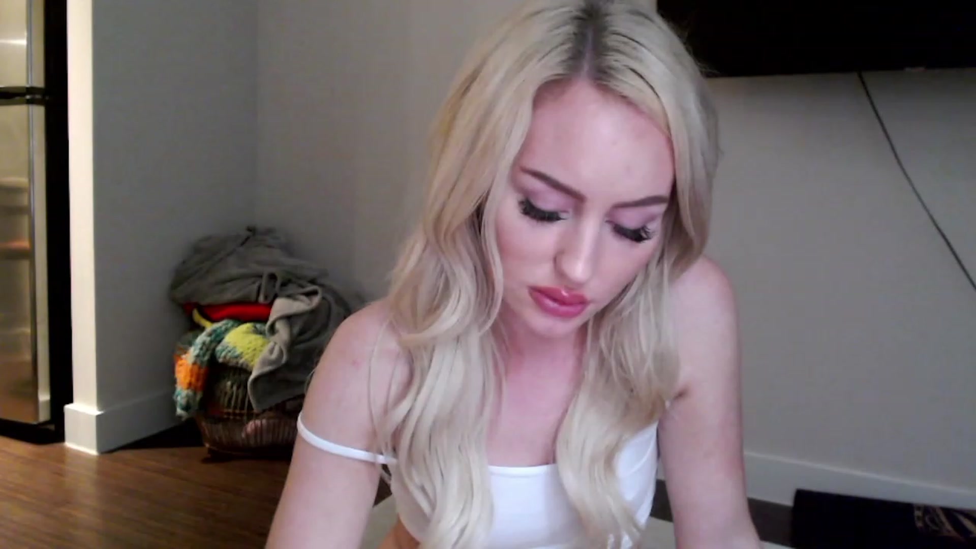 Gallery image thumbnail from Officialelsa's myfreecams stream on, 02/20/2023, 05:43 image 9 of 20