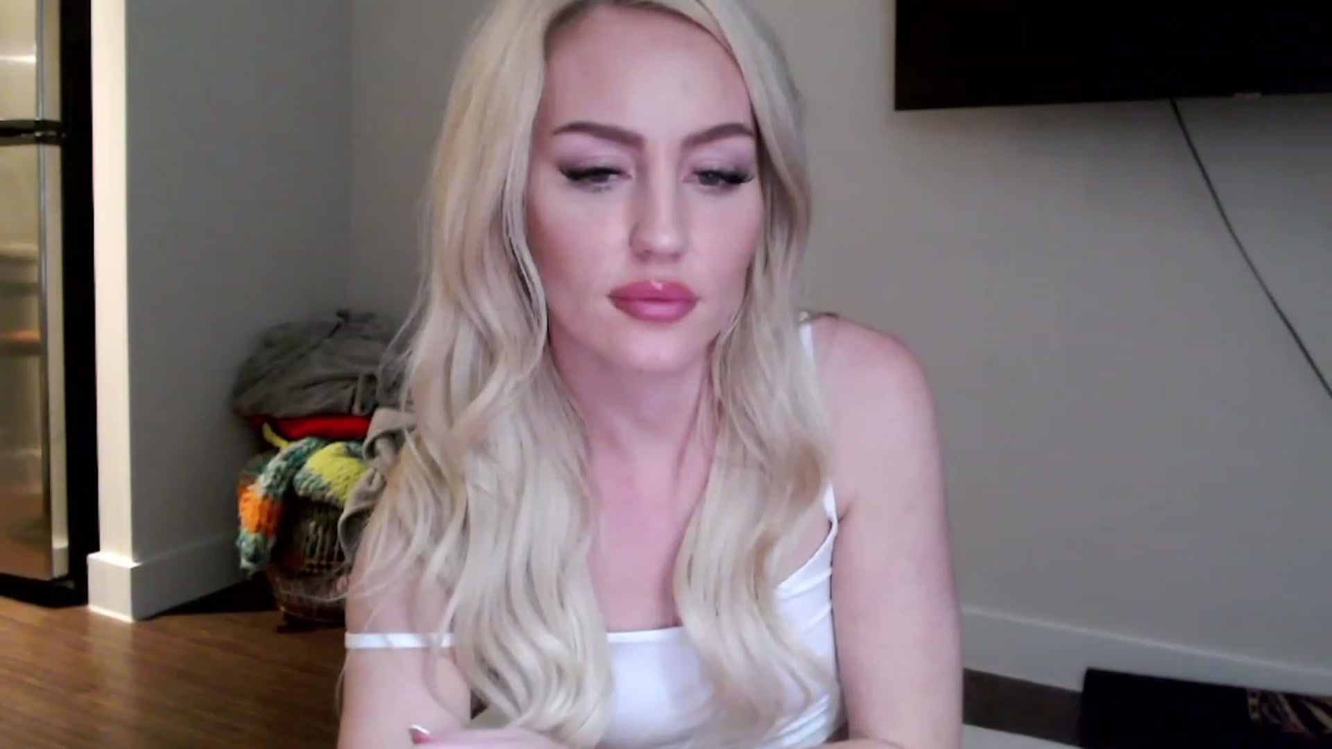 Gallery image thumbnail from Officialelsa's myfreecams stream on, 02/20/2023, 05:43 image 3 of 20