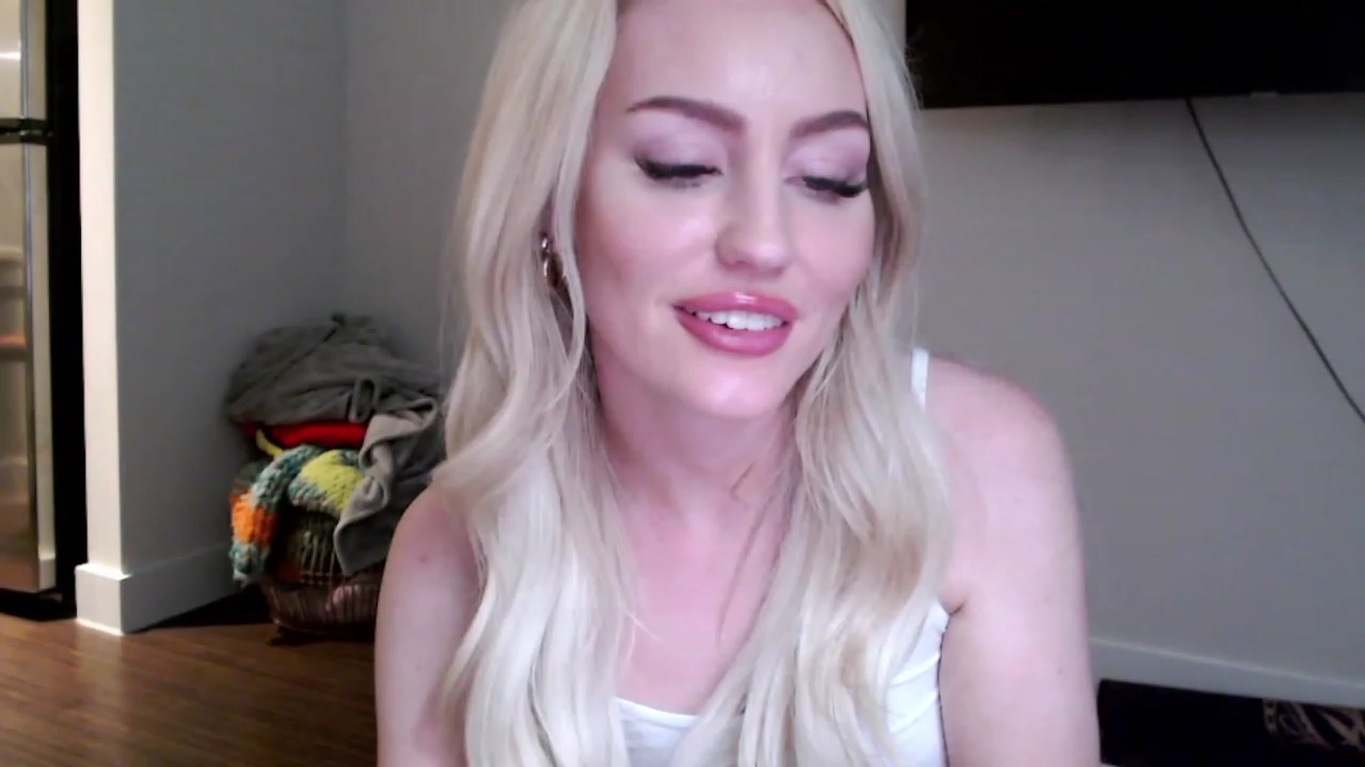Gallery image thumbnail from Officialelsa's myfreecams stream on, 02/20/2023, 05:43 image 18 of 20
