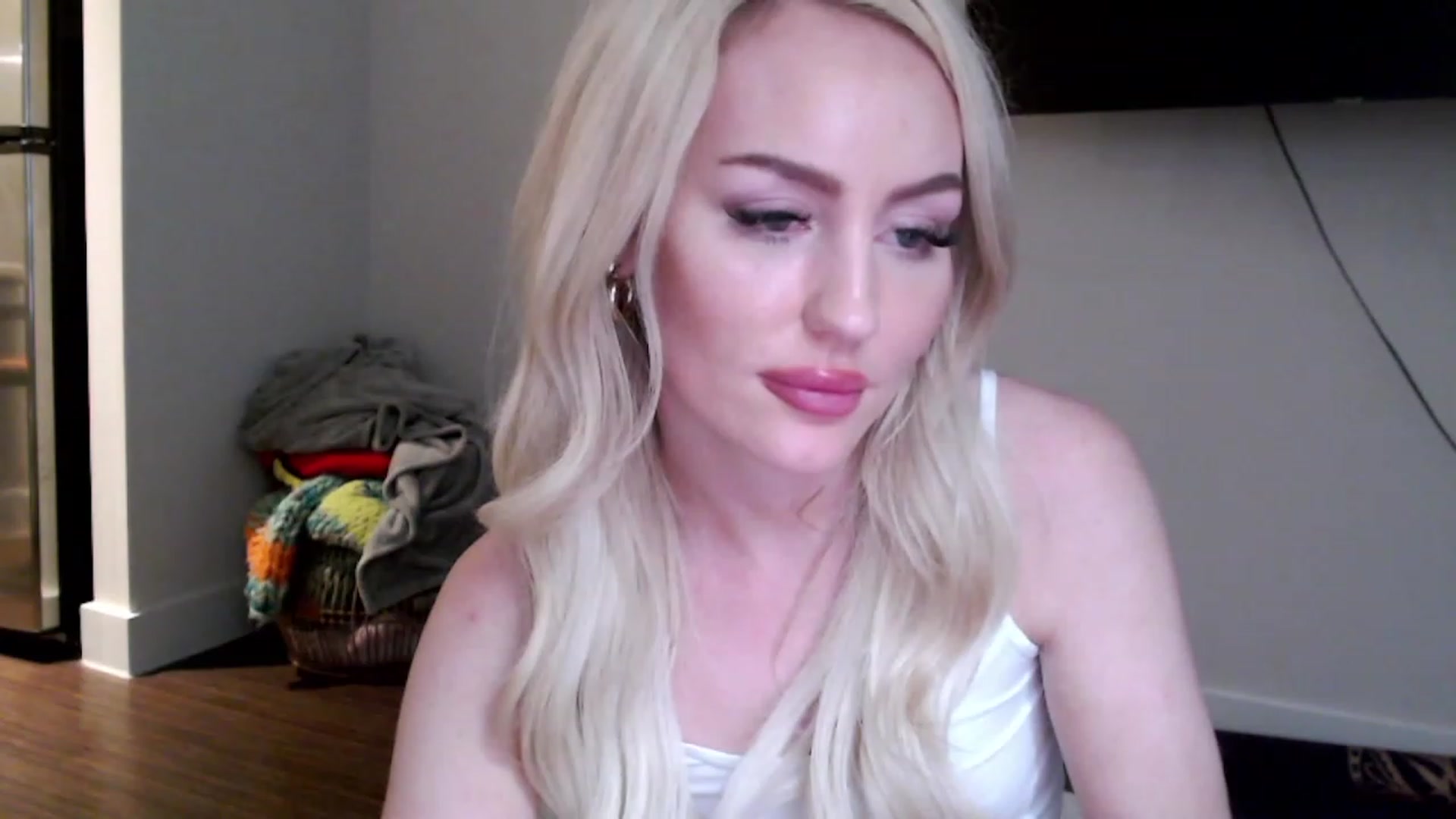 Gallery image thumbnail from Officialelsa's myfreecams stream on, 02/20/2023, 05:43 image 19 of 20