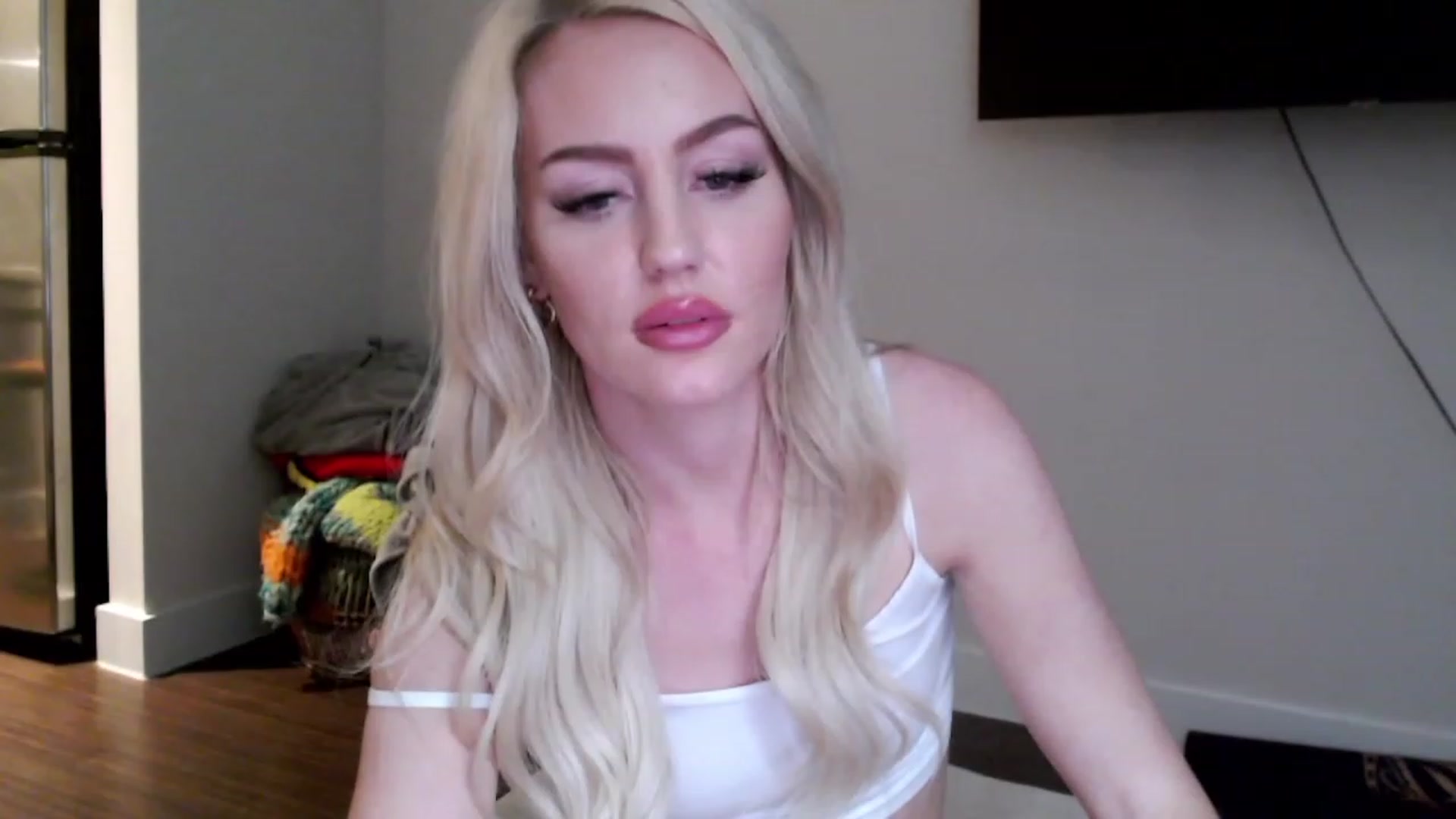 Gallery image thumbnail from Officialelsa's myfreecams stream on, 02/20/2023, 05:43 image 4 of 20