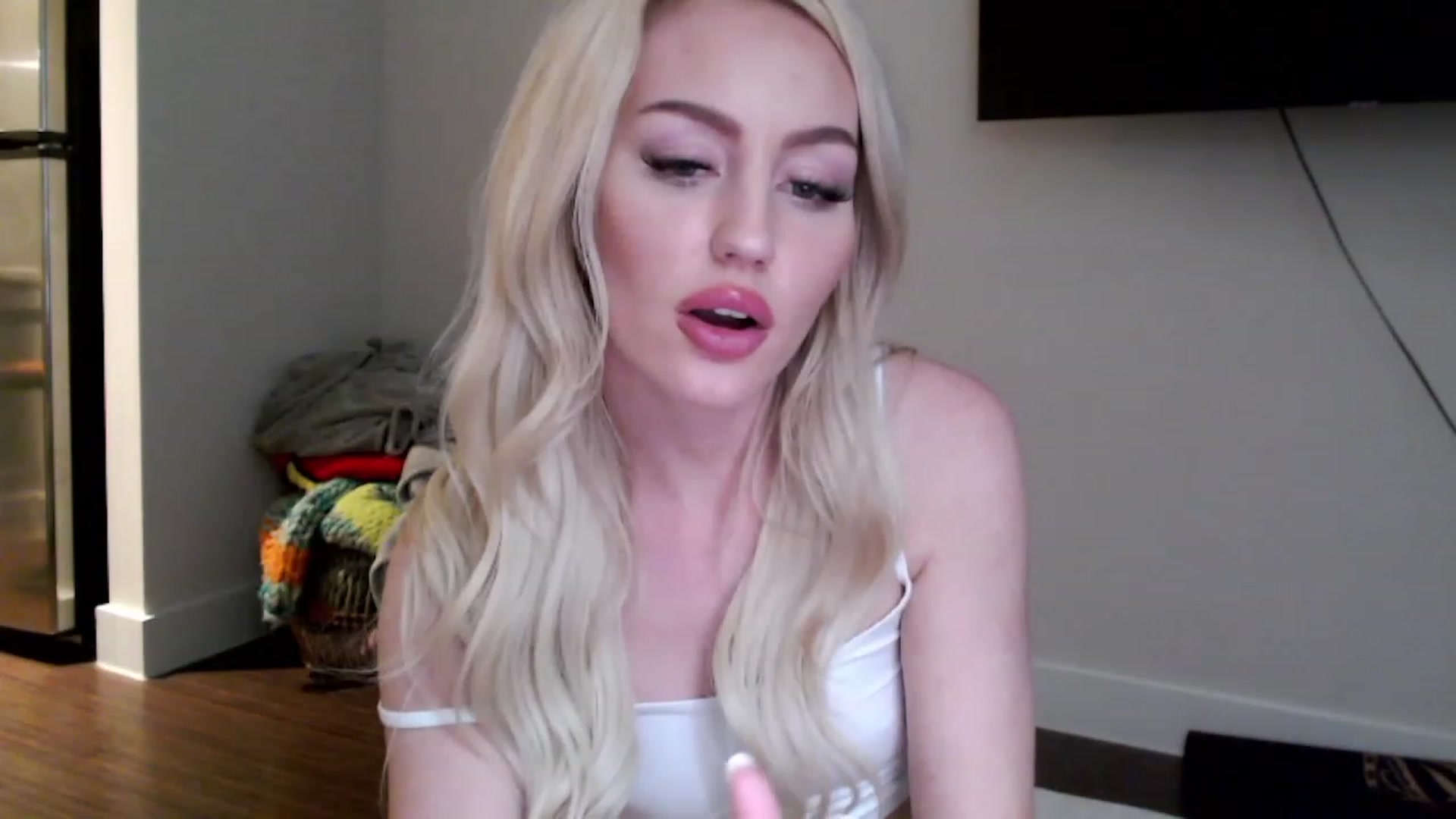 Gallery image thumbnail from Officialelsa's myfreecams stream on, 02/20/2023, 05:43 image 2 of 20