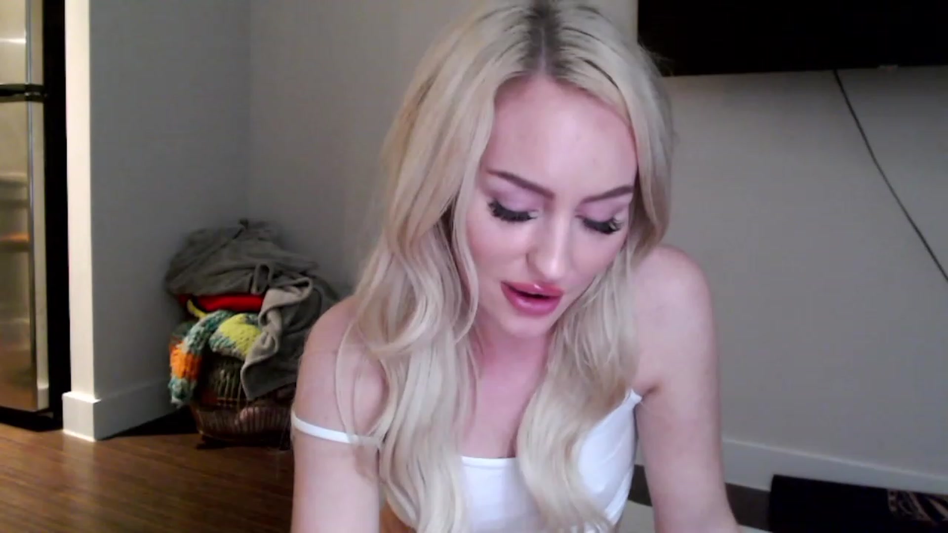 Gallery image thumbnail from Officialelsa's myfreecams stream on, 02/20/2023, 05:43 image 8 of 20