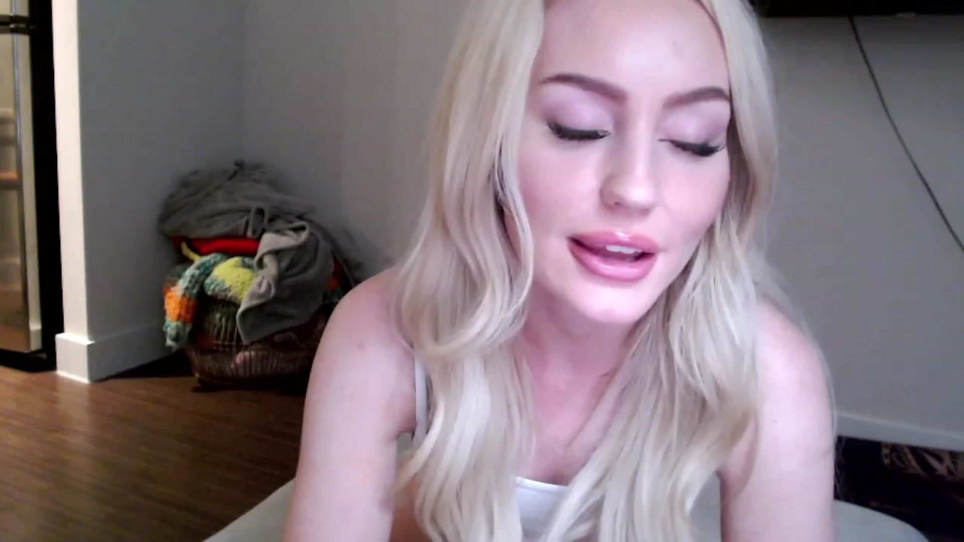 Gallery image thumbnail from Officialelsa's myfreecams stream on, 02/20/2023, 05:43 image 15 of 20