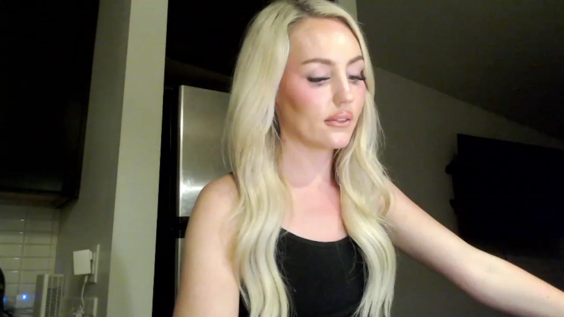 Gallery image thumbnail from Officialelsa's myfreecams stream on, 02/23/2023, 03:59 image 5 of 20