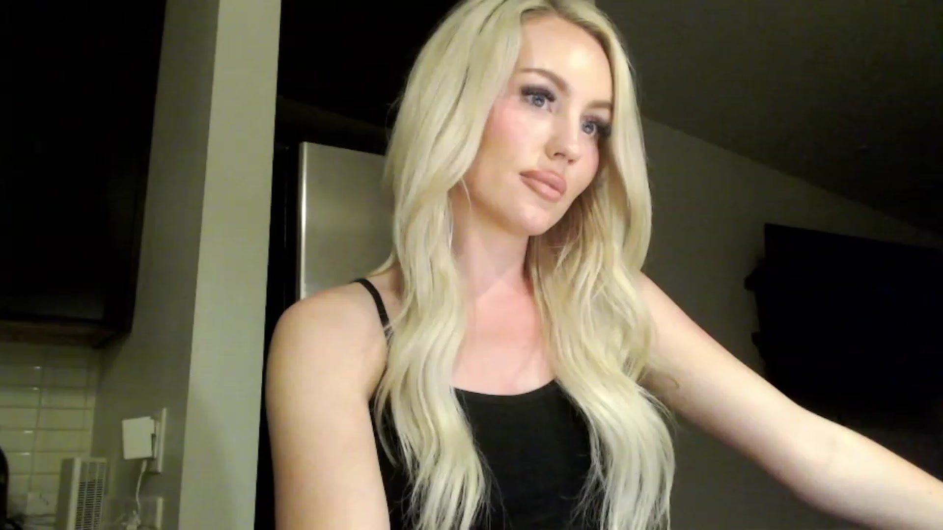 Gallery image thumbnail from Officialelsa's myfreecams stream on, 02/23/2023, 03:59 image 1 of 20