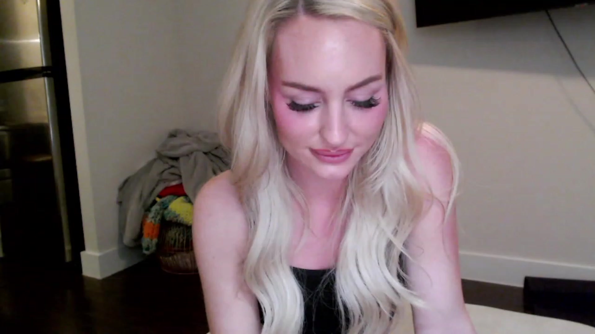 Gallery image thumbnail from Officialelsa's myfreecams stream on, 02/23/2023, 05:15 image 3 of 20