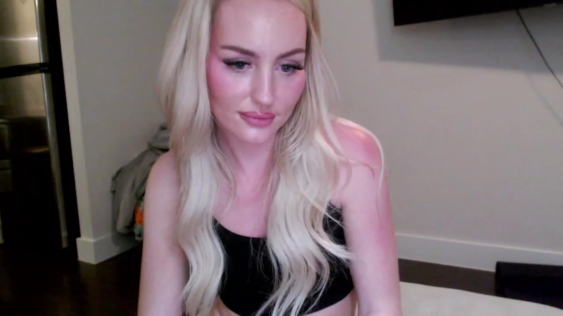 Gallery image thumbnail from Officialelsa's myfreecams stream on, 02/23/2023, 05:15 image 7 of 20