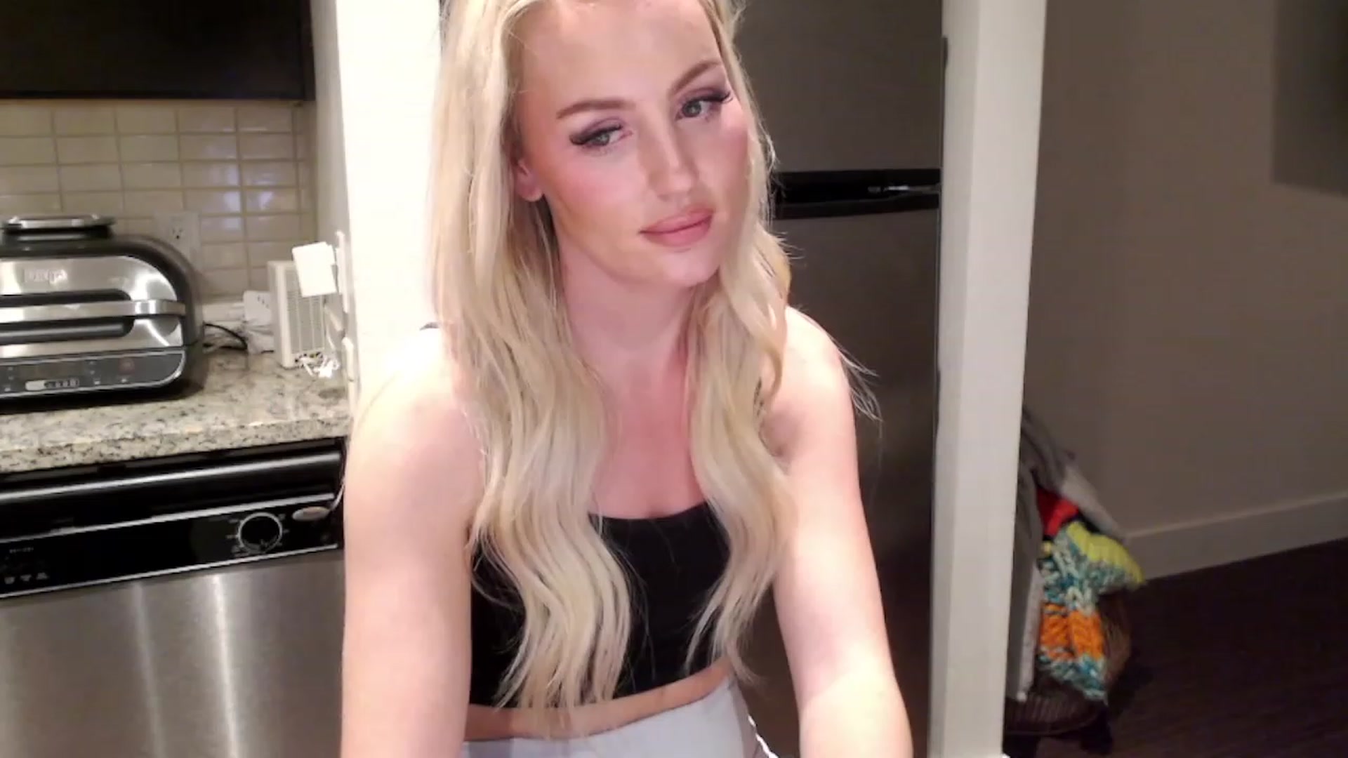 Gallery image thumbnail from Officialelsa's myfreecams stream on, 02/23/2023, 06:58 image 13 of 20