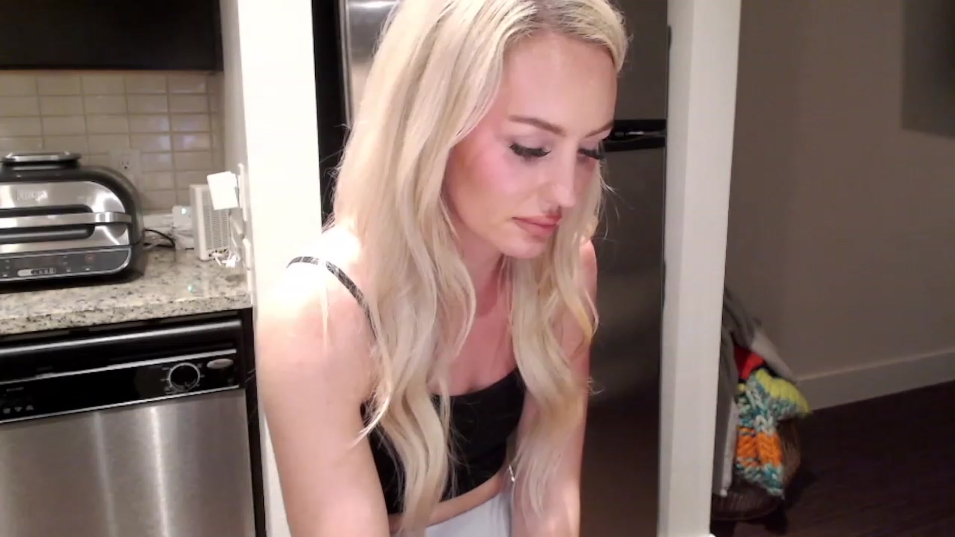 Gallery image thumbnail from Officialelsa's myfreecams stream on, 02/23/2023, 06:58 image 6 of 20