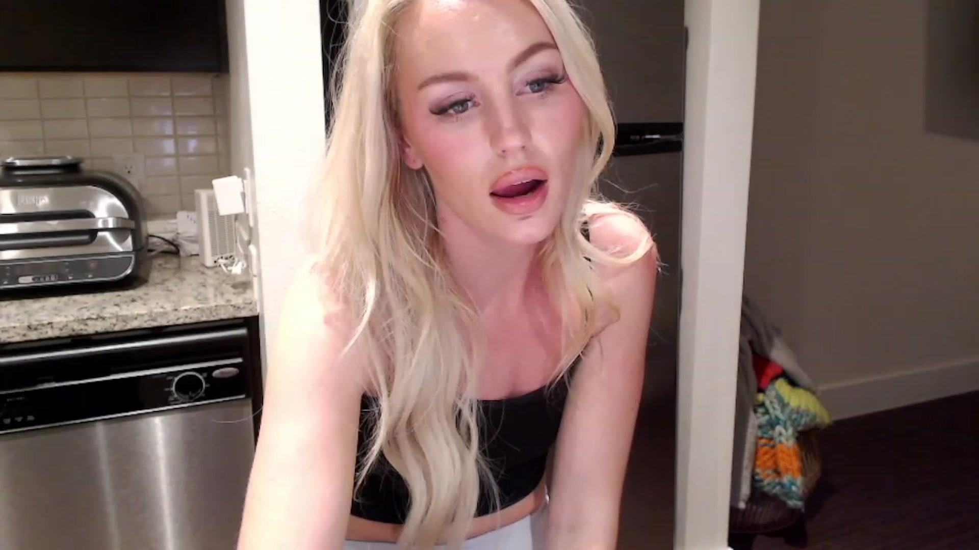 Gallery image thumbnail from Officialelsa's myfreecams stream on, 02/23/2023, 06:58 image 11 of 20