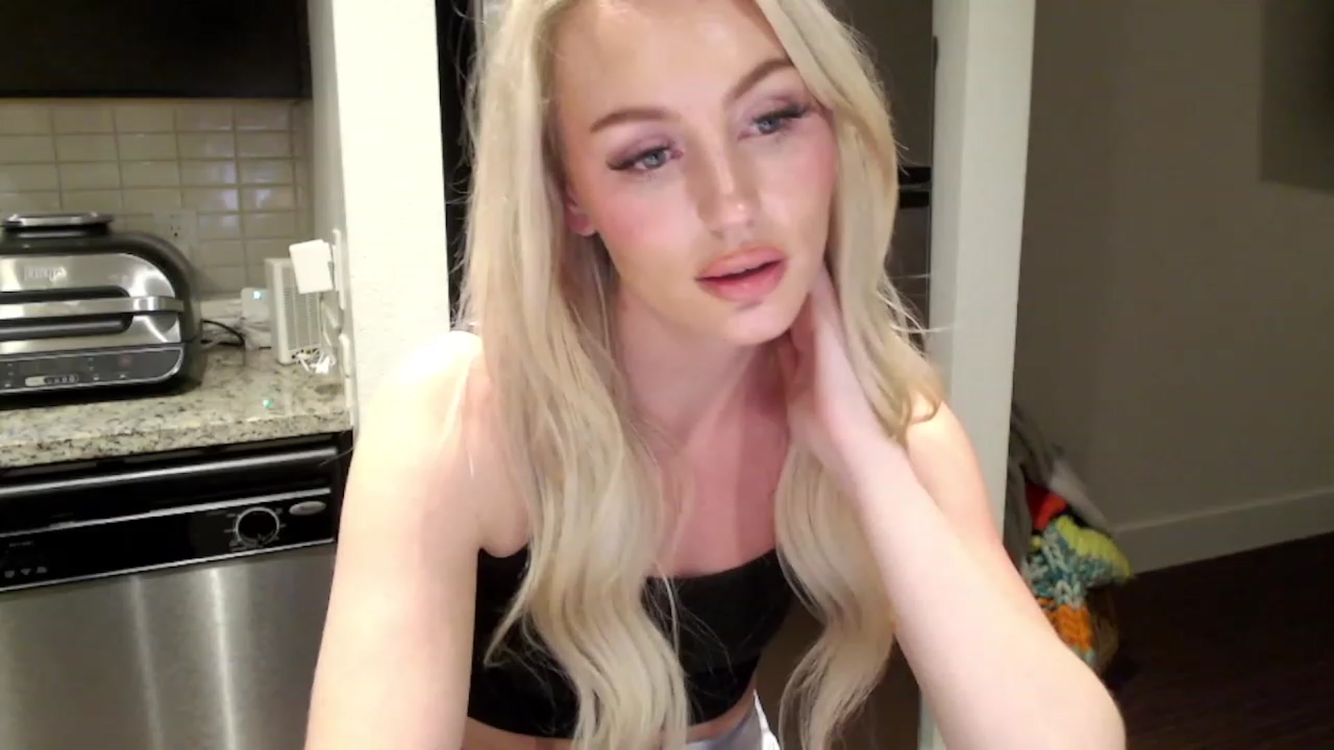 Gallery image thumbnail from Officialelsa's myfreecams stream on, 02/23/2023, 06:58 image 15 of 20