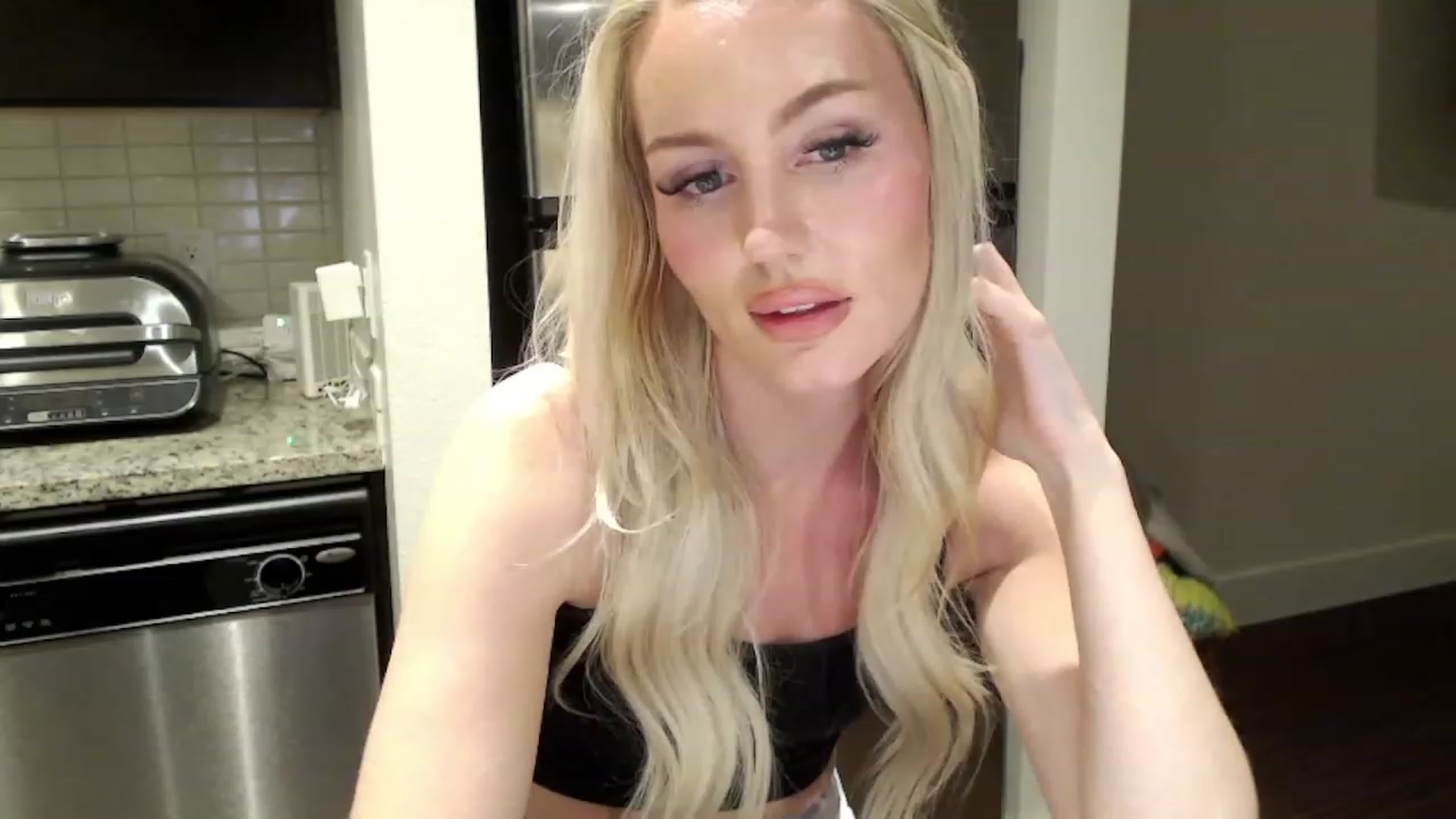 Gallery image thumbnail from Officialelsa's myfreecams stream on, 02/23/2023, 06:58 image 17 of 20