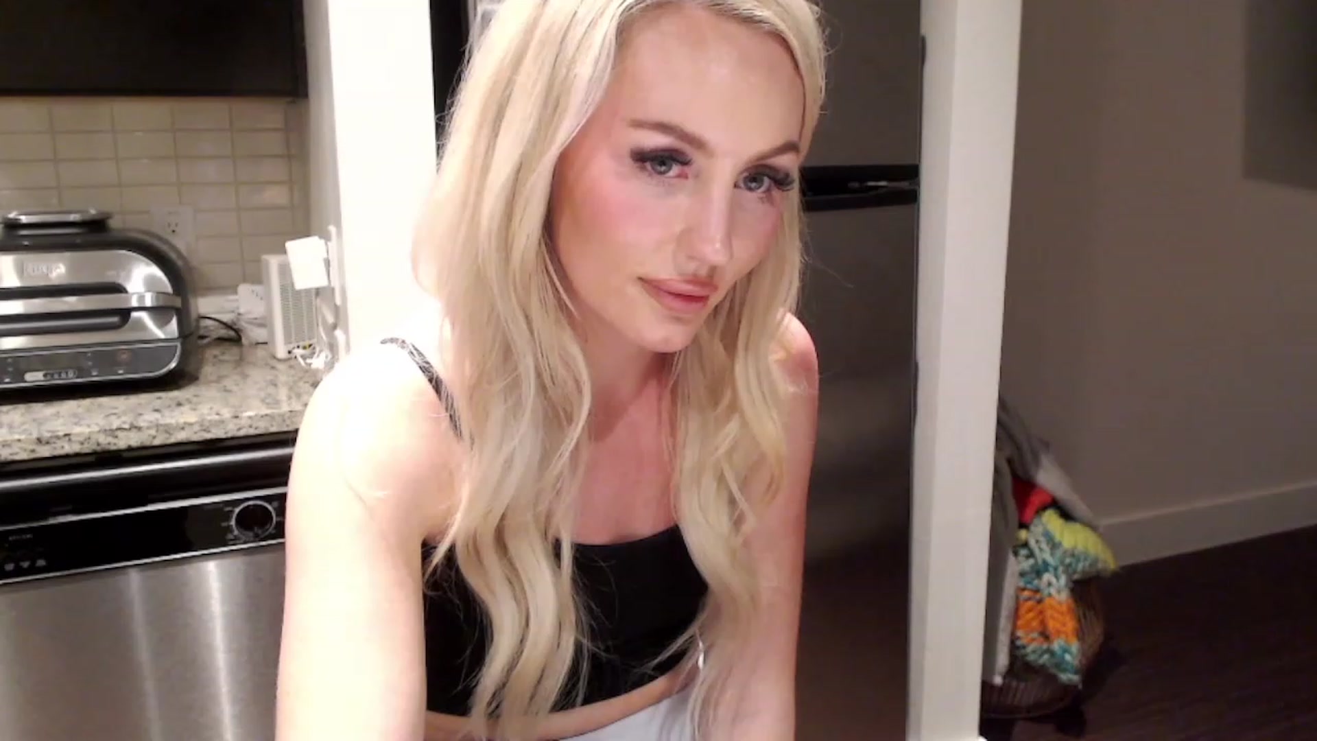 Gallery image thumbnail from Officialelsa's myfreecams stream on, 02/23/2023, 06:58 image 7 of 20