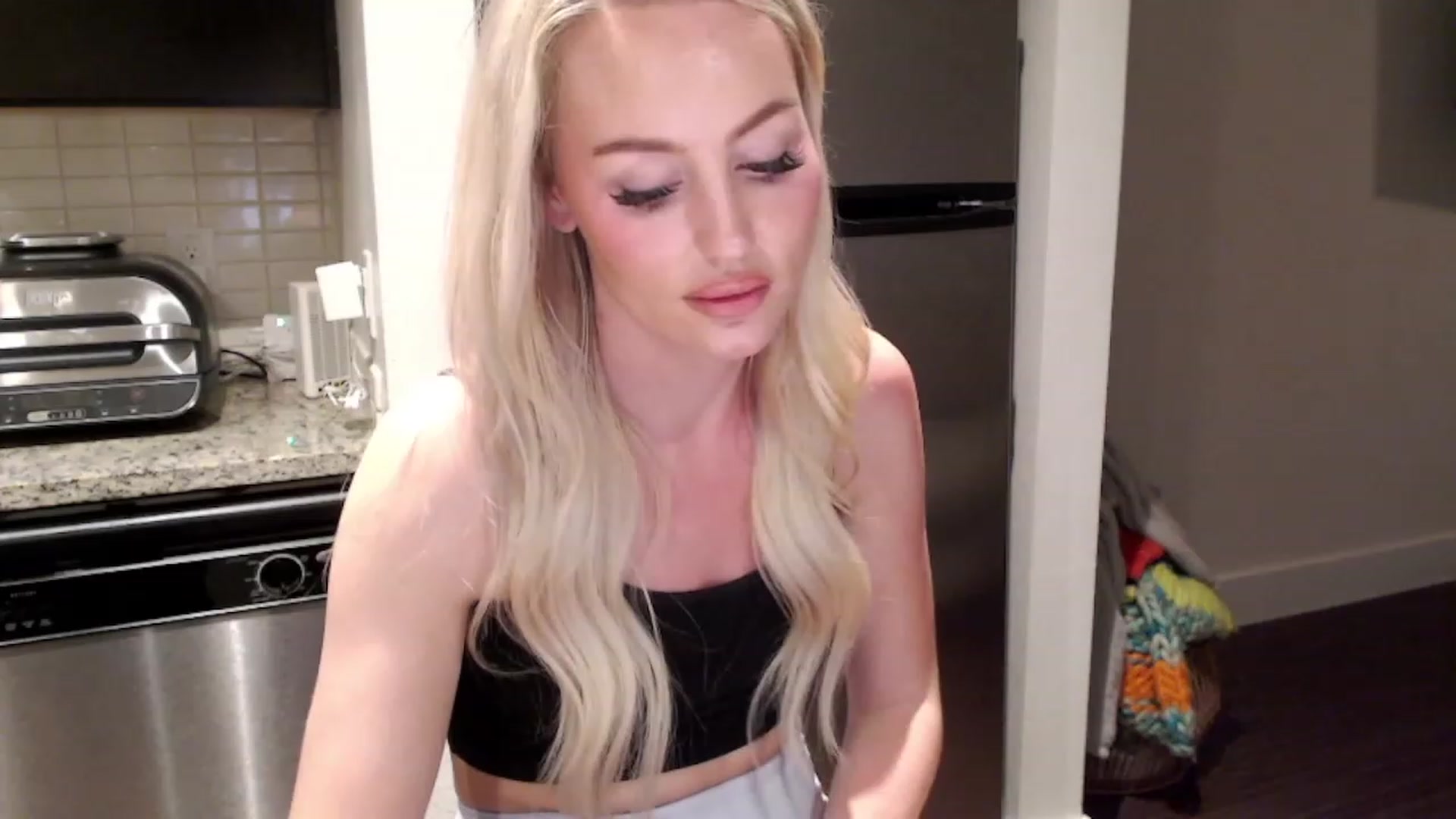 Gallery image thumbnail from Officialelsa's myfreecams stream on, 02/23/2023, 06:58 image 14 of 20
