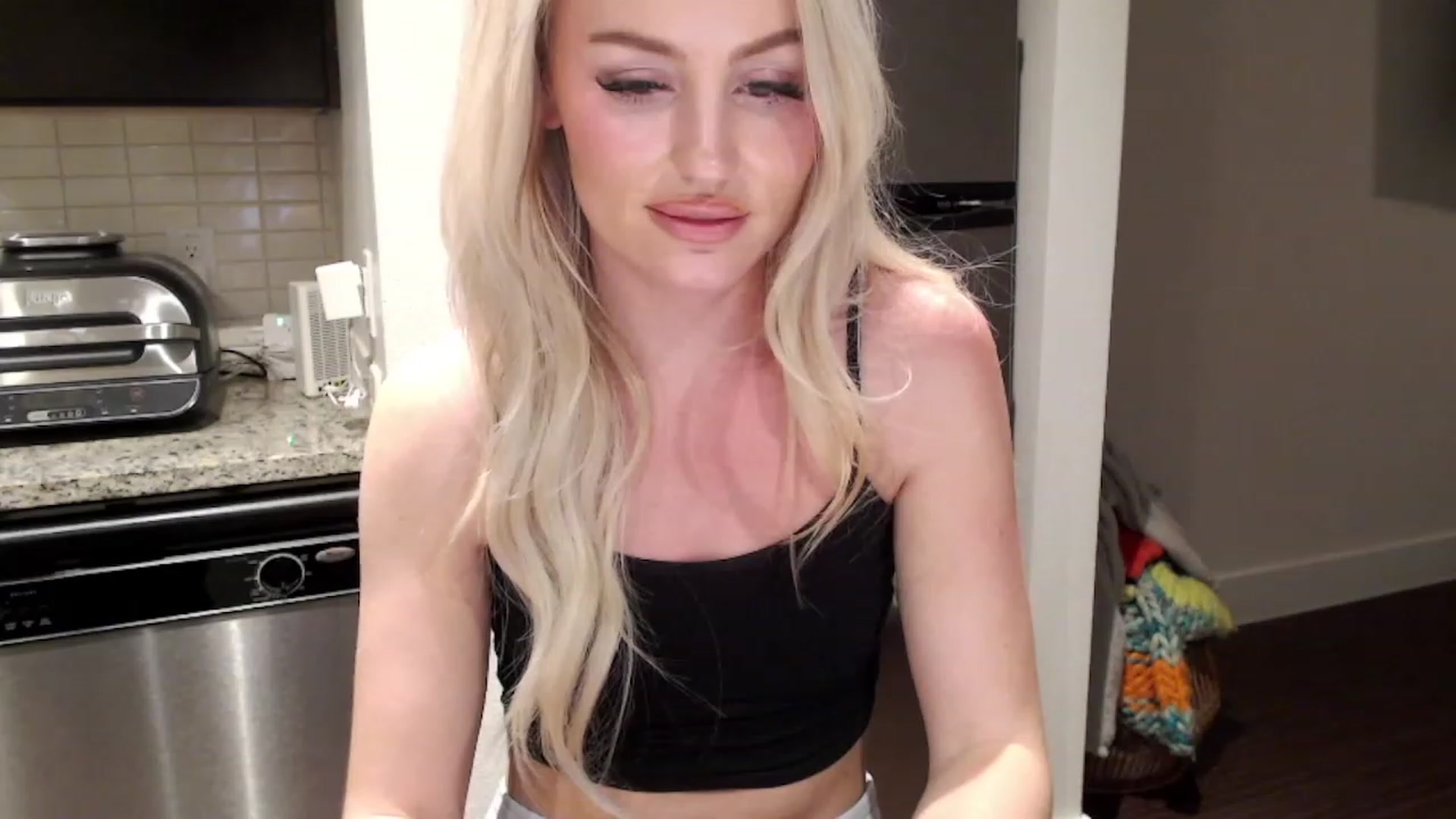Gallery image thumbnail from Officialelsa's myfreecams stream on, 02/23/2023, 06:58 image 1 of 20