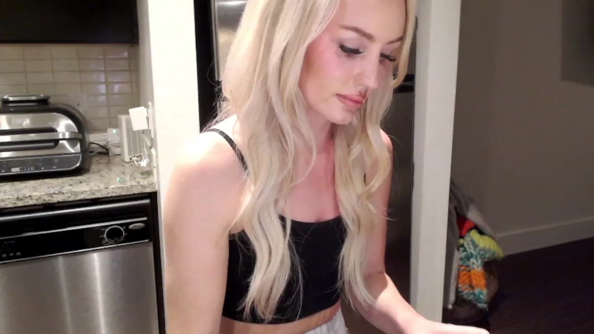 Gallery image thumbnail from Officialelsa's myfreecams stream on, 02/23/2023, 06:58 image 10 of 20