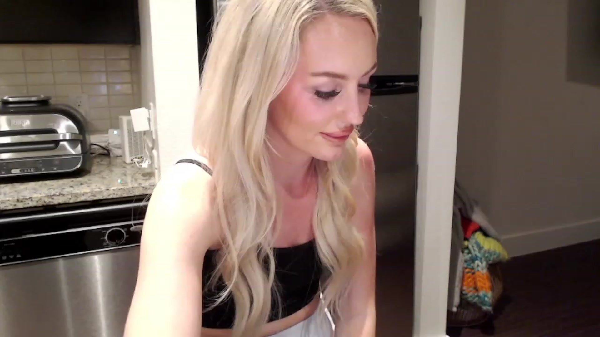 Gallery image thumbnail from Officialelsa's myfreecams stream on, 02/23/2023, 06:58 image 8 of 20