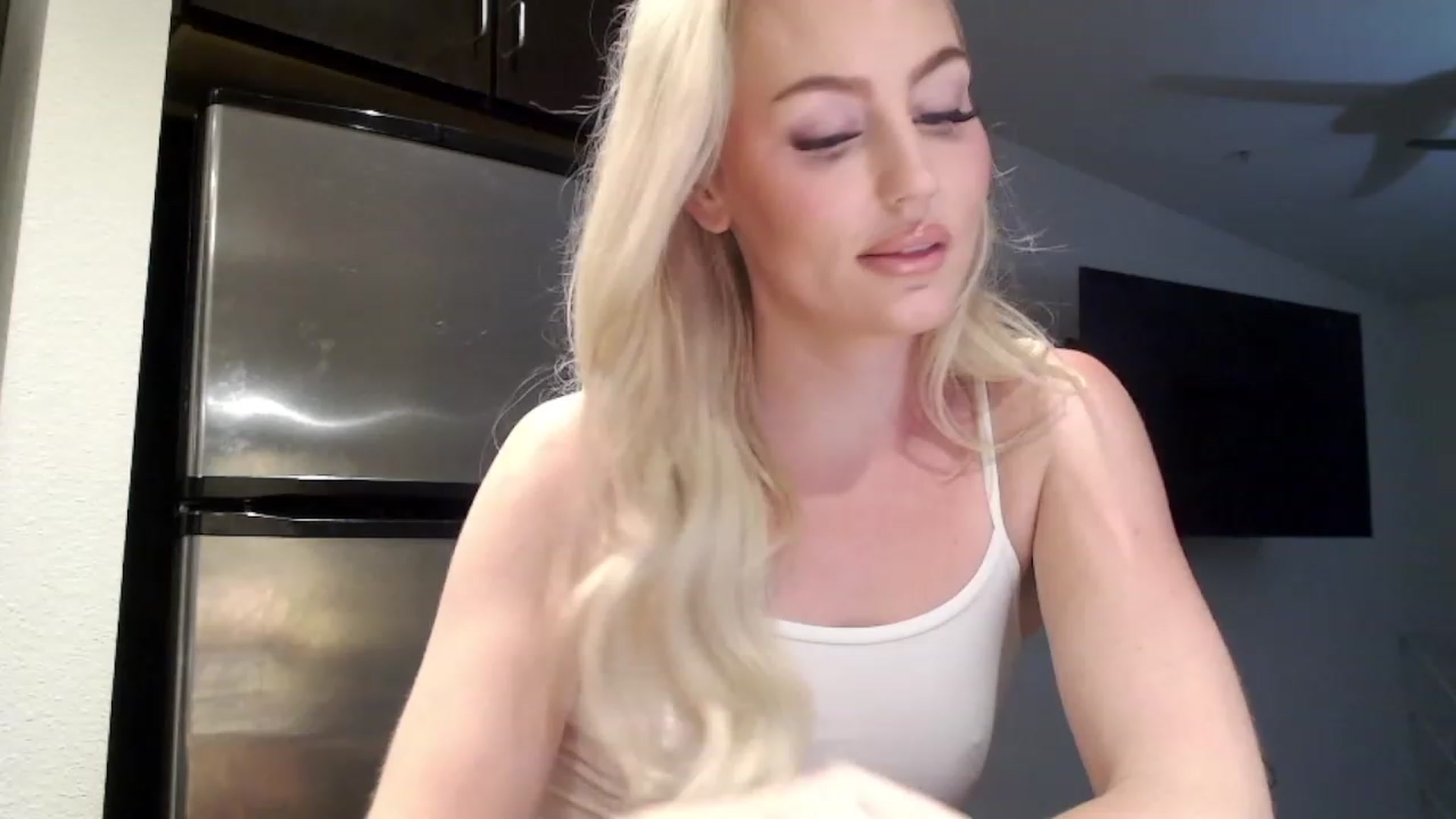 Gallery image thumbnail from Officialelsa's myfreecams stream on, 02/24/2023, 01:25 image 1 of 20