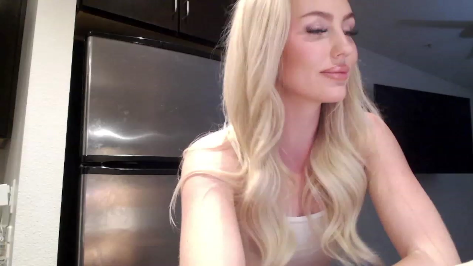 Gallery image thumbnail from Officialelsa's myfreecams stream on, 02/24/2023, 01:25 image 8 of 20
