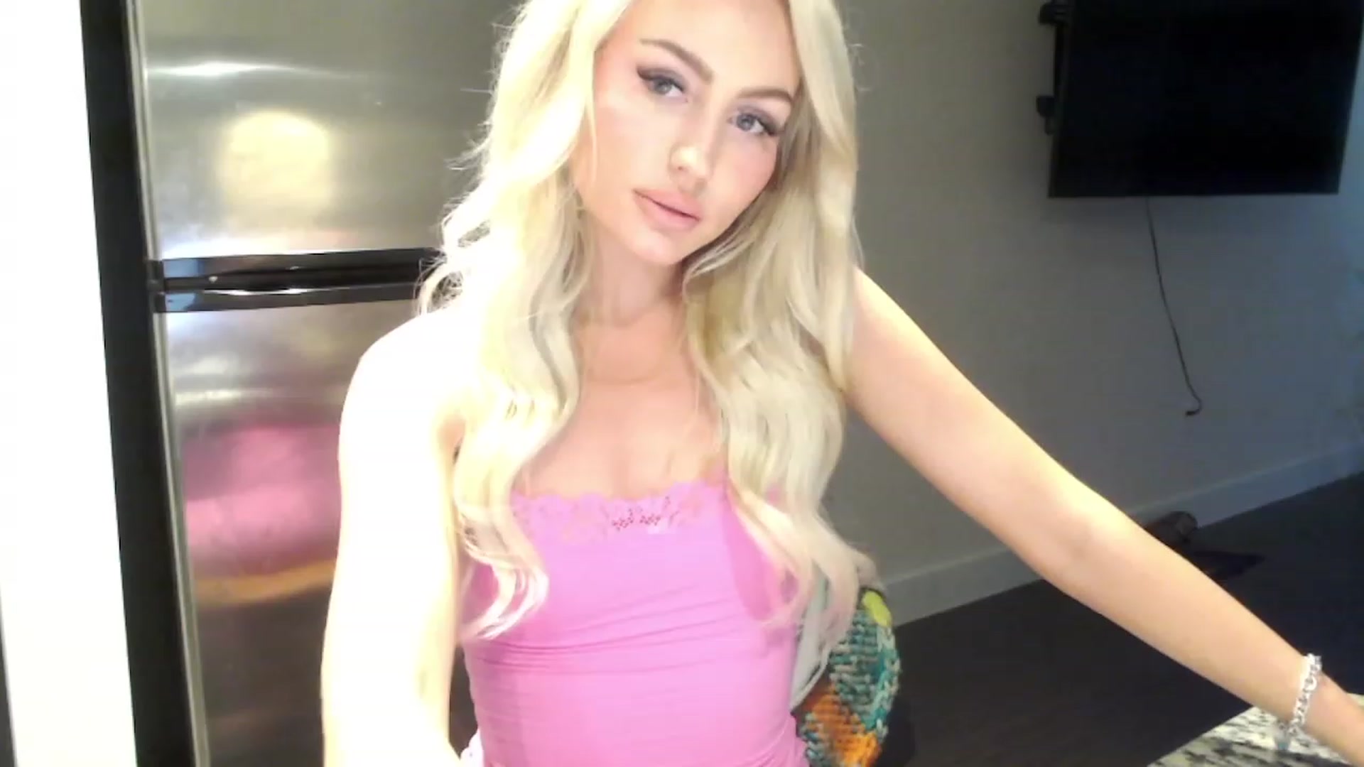Gallery image thumbnail from Officialelsa's myfreecams stream on, 02/25/2023, 23:26 image 3 of 20