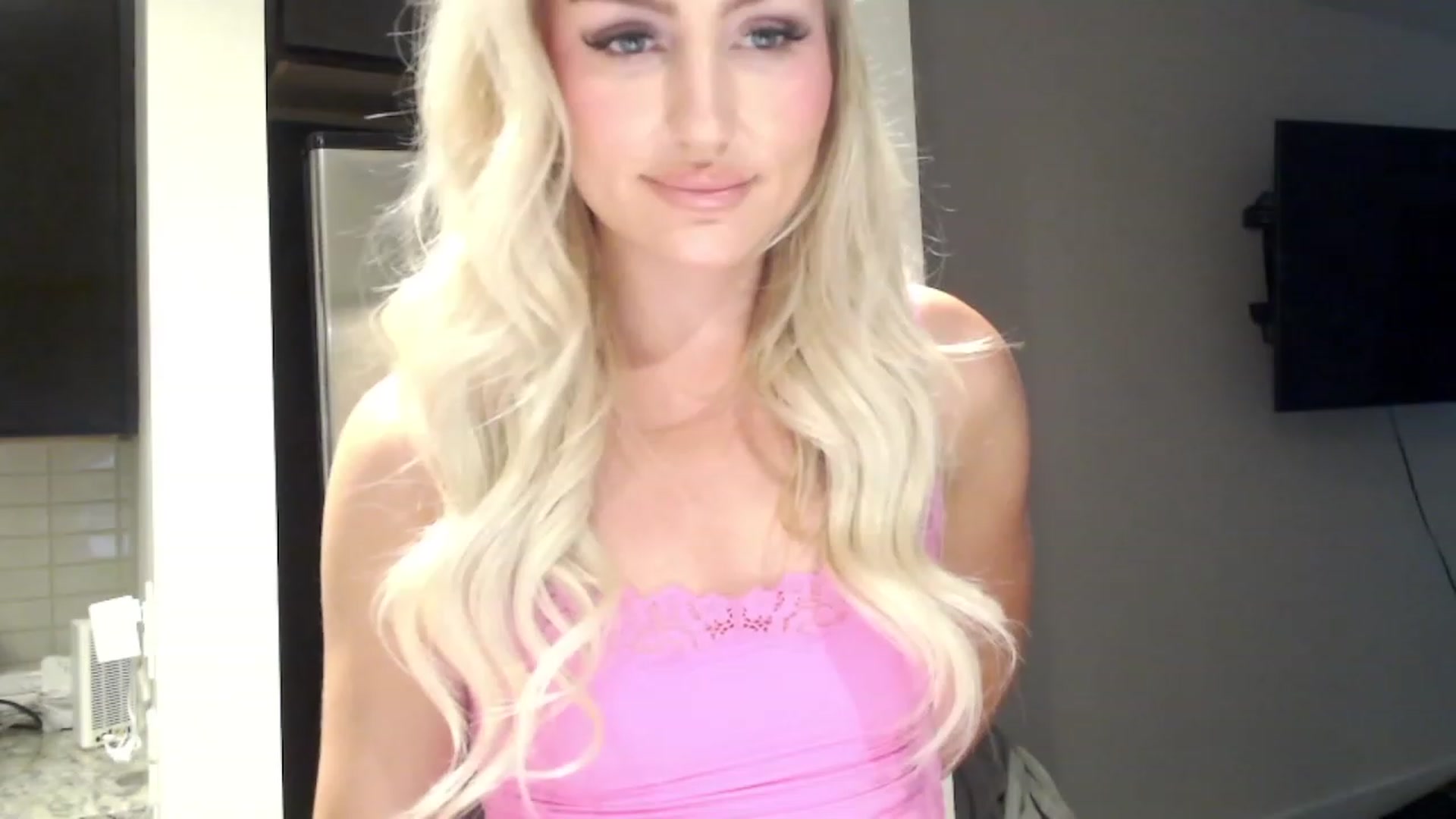 Gallery image thumbnail from Officialelsa's myfreecams stream on, 02/25/2023, 23:26 image 1 of 20