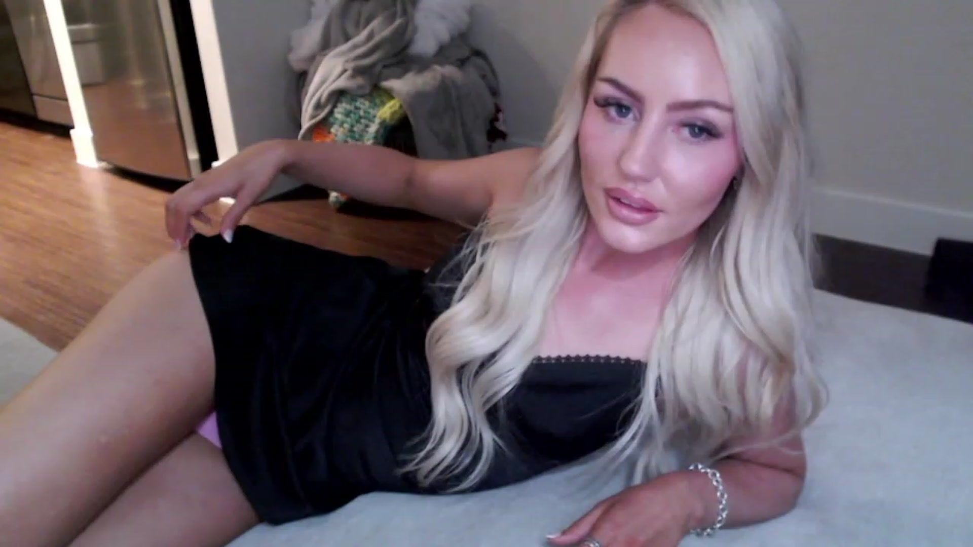Gallery image thumbnail from Officialelsa's myfreecams stream on, 02/28/2023, 04:07 image 14 of 20