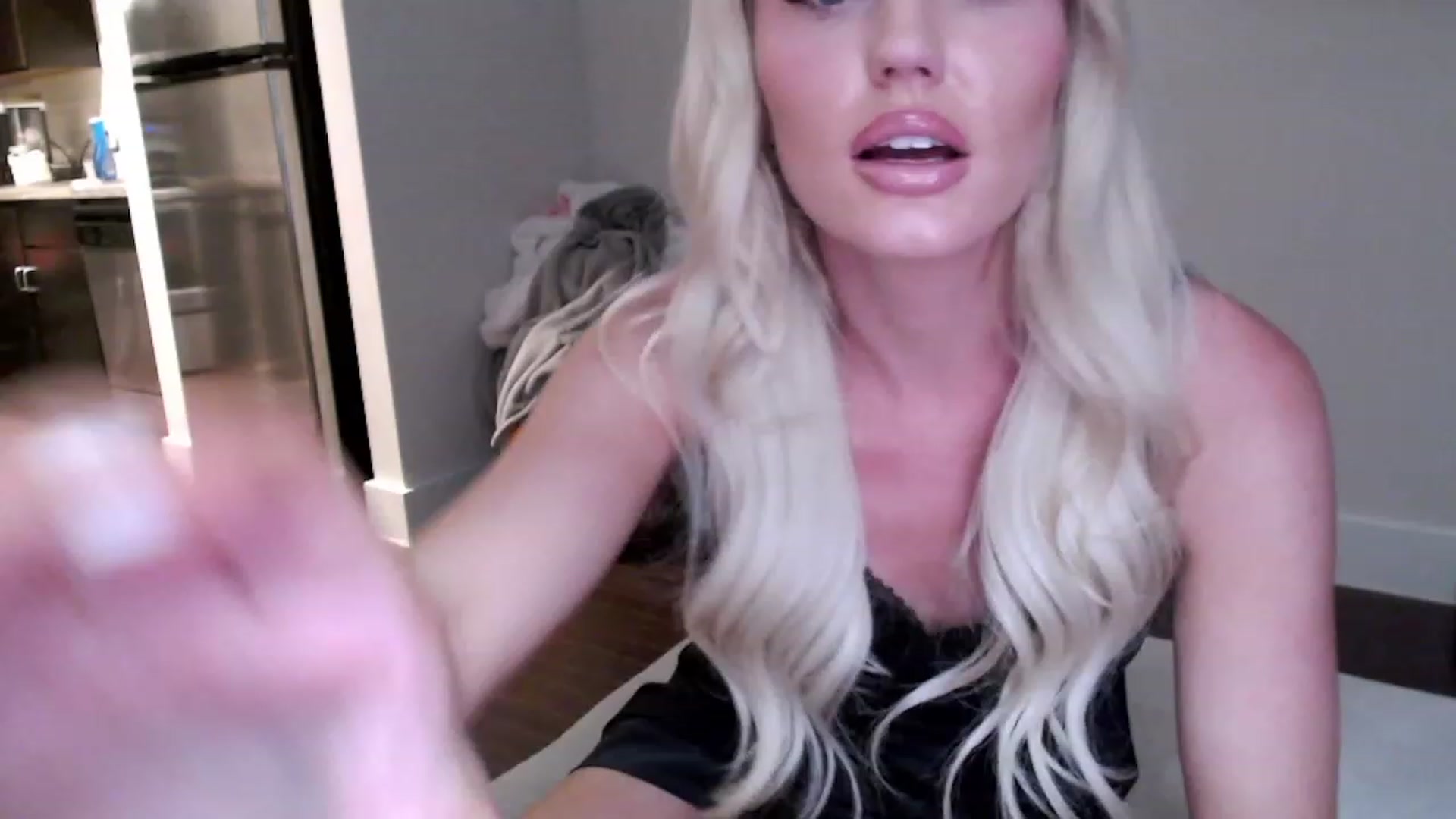 Gallery image thumbnail from Officialelsa's myfreecams stream on, 02/28/2023, 04:07 image 7 of 20