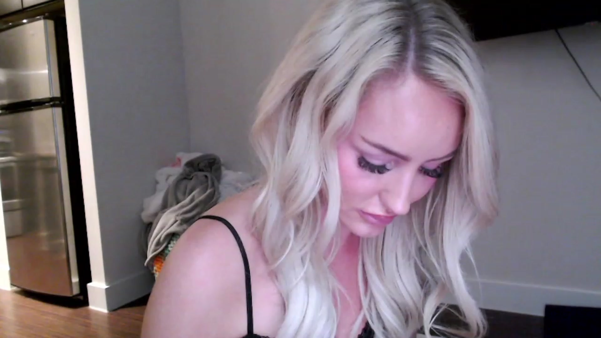 Gallery image thumbnail from Officialelsa's myfreecams stream on, 02/28/2023, 05:25 image 14 of 20