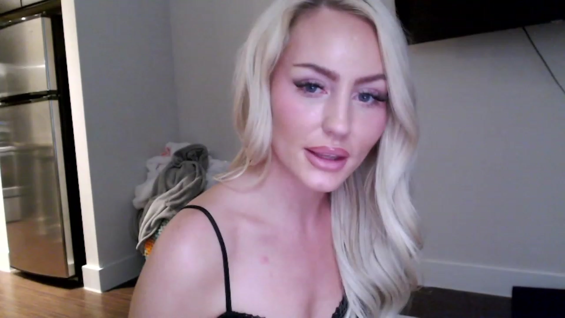 Gallery image thumbnail from Officialelsa's myfreecams stream on, 02/28/2023, 05:25 image 15 of 20