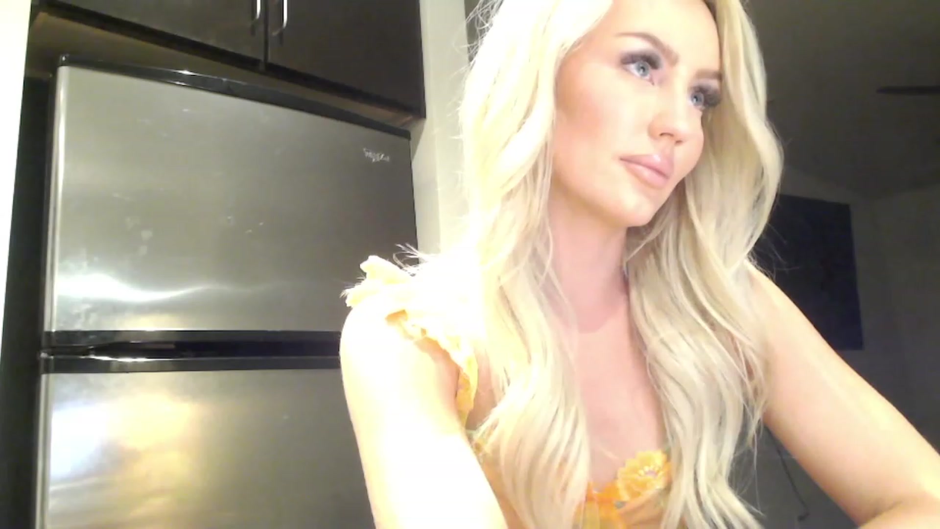 Gallery image thumbnail from Officialelsa's myfreecams stream on, 03/01/2023, 01:27 image 8 of 20