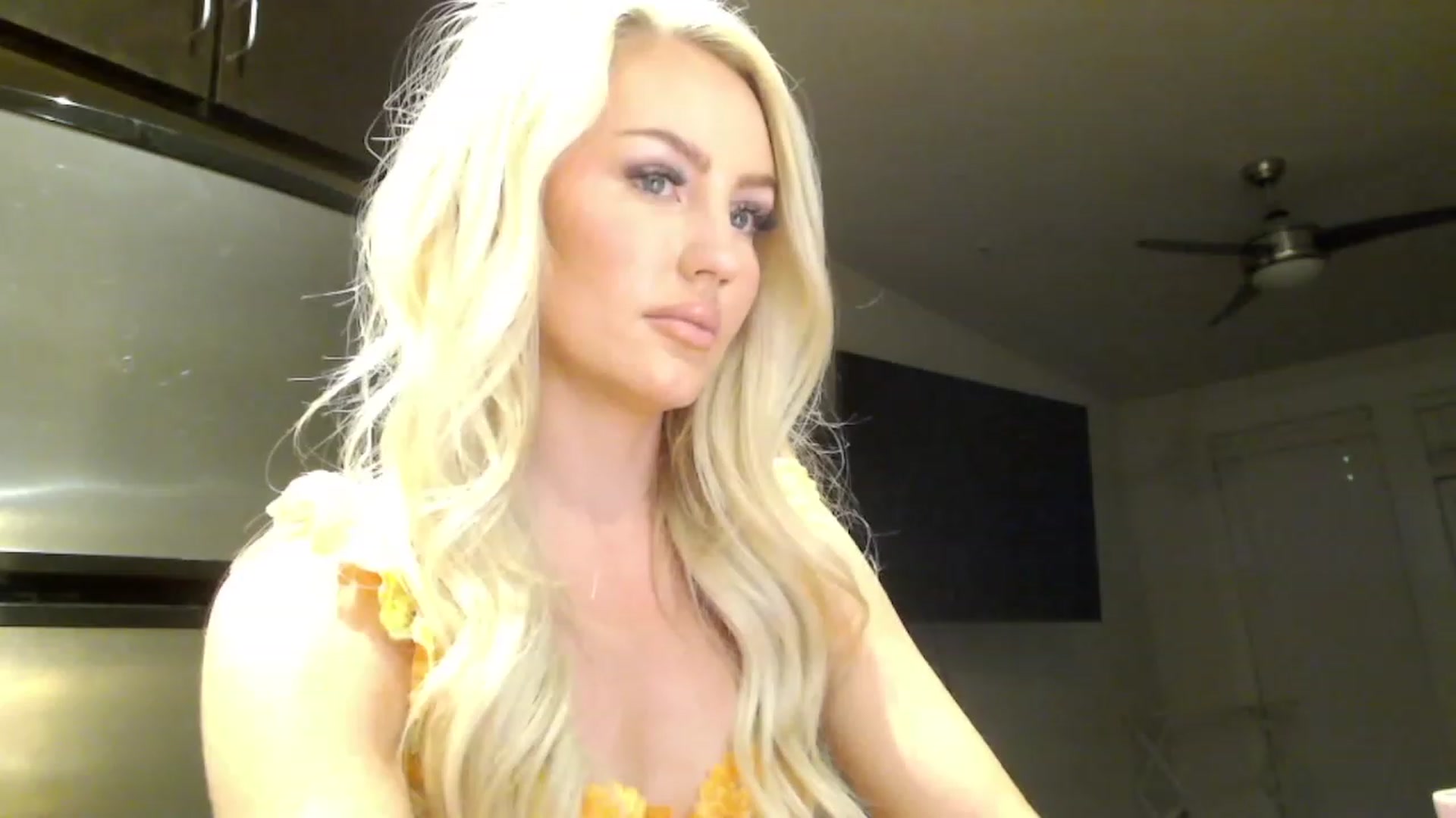 Gallery image thumbnail from Officialelsa's myfreecams stream on, 03/01/2023, 01:27 image 17 of 20