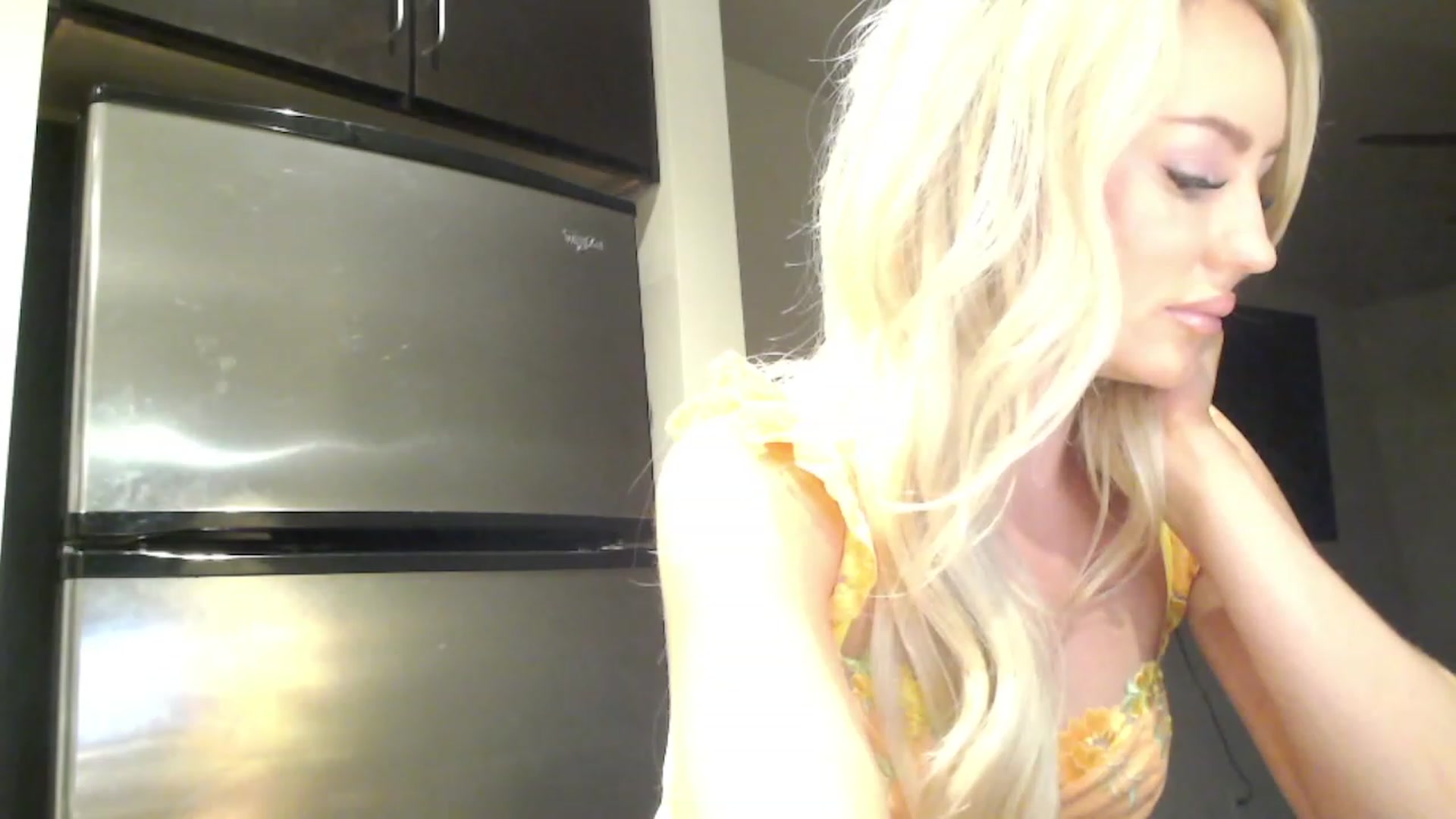 Gallery image thumbnail from Officialelsa's myfreecams stream on, 03/01/2023, 01:27 image 3 of 20