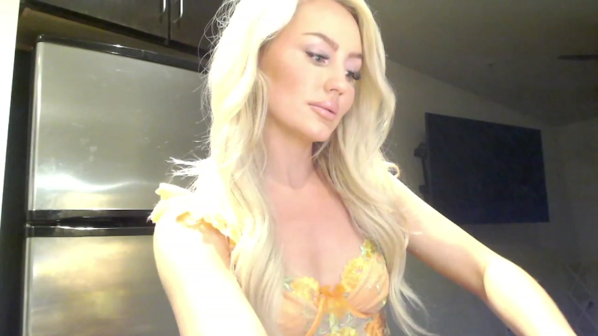 Gallery image thumbnail from Officialelsa's myfreecams stream on, 03/01/2023, 01:27 image 7 of 20