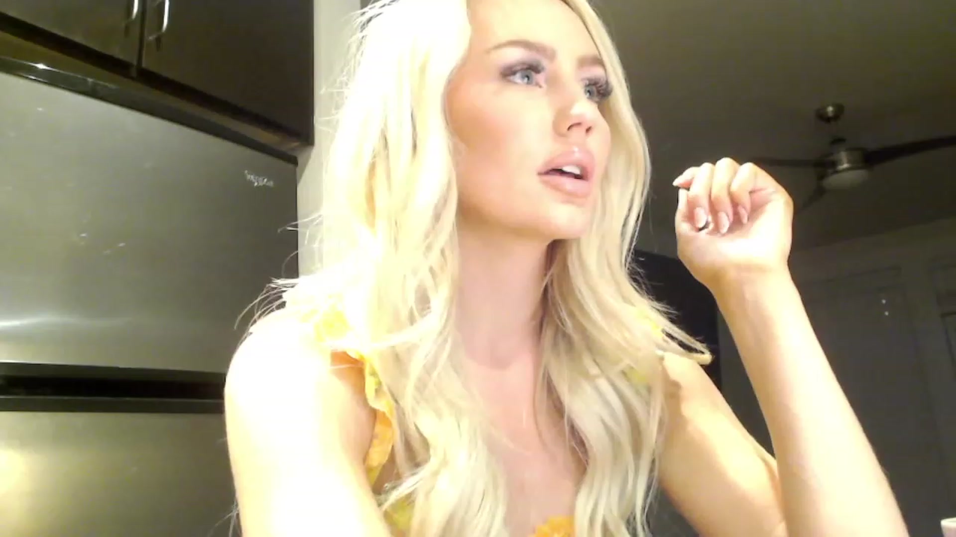Gallery image thumbnail from Officialelsa's myfreecams stream on, 03/01/2023, 01:27 image 19 of 20