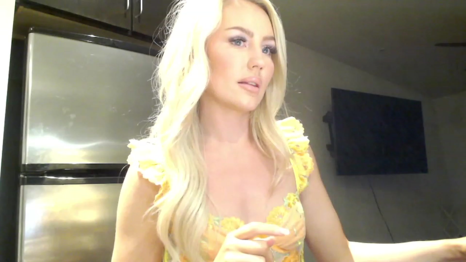 Gallery image thumbnail from Officialelsa's myfreecams stream on, 03/01/2023, 01:27 image 2 of 20