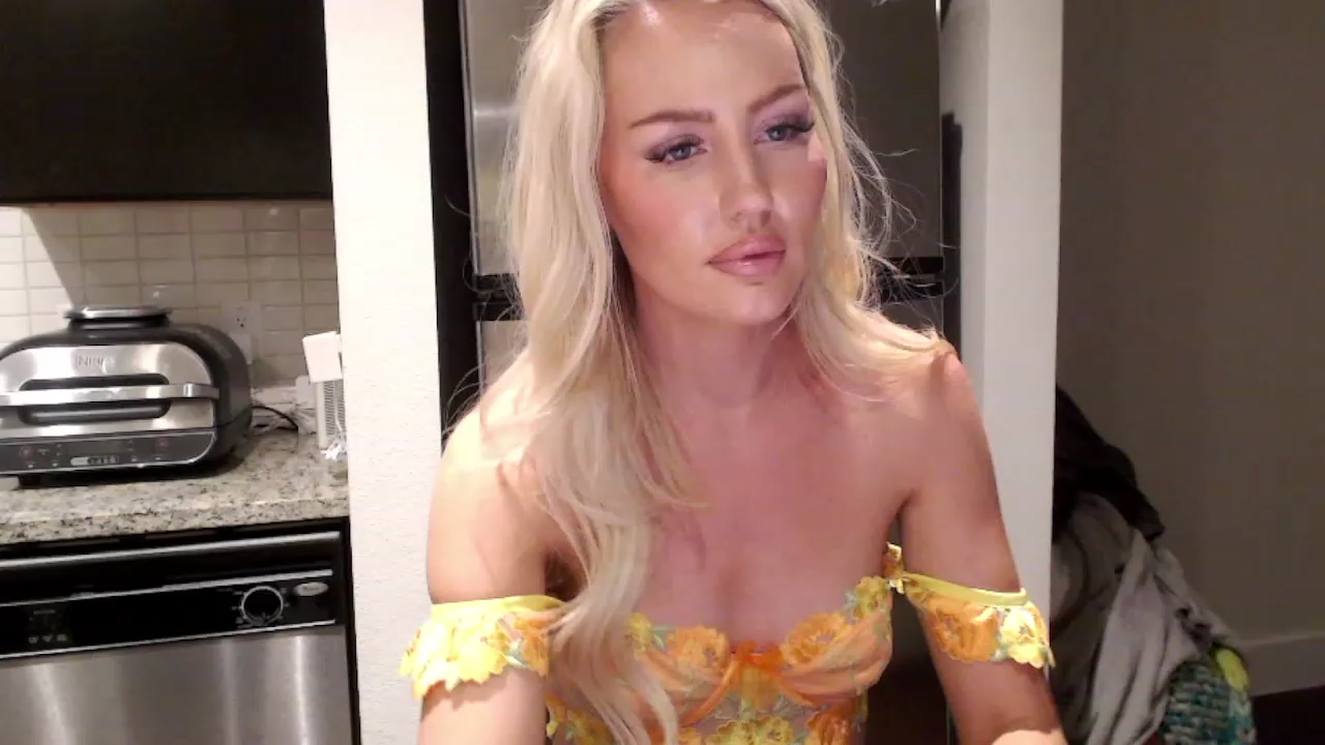 Gallery image thumbnail from Officialelsa's myfreecams stream on, 03/01/2023, 05:57 image 14 of 20