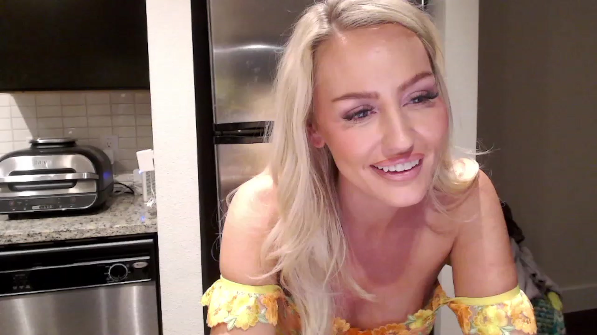 Gallery image thumbnail from Officialelsa's myfreecams stream on, 03/01/2023, 05:57 image 12 of 20